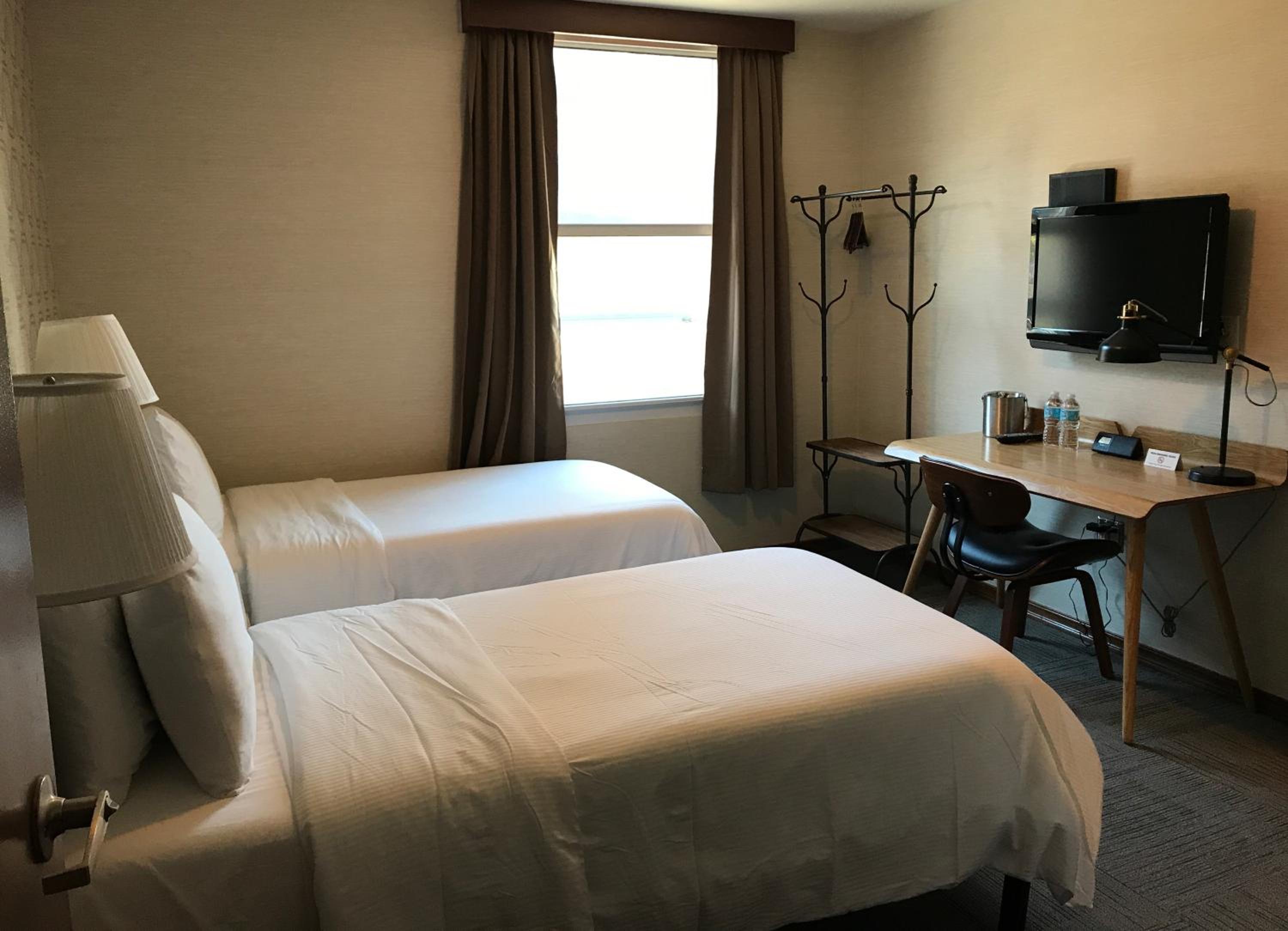 Twin Room thumbnail 5