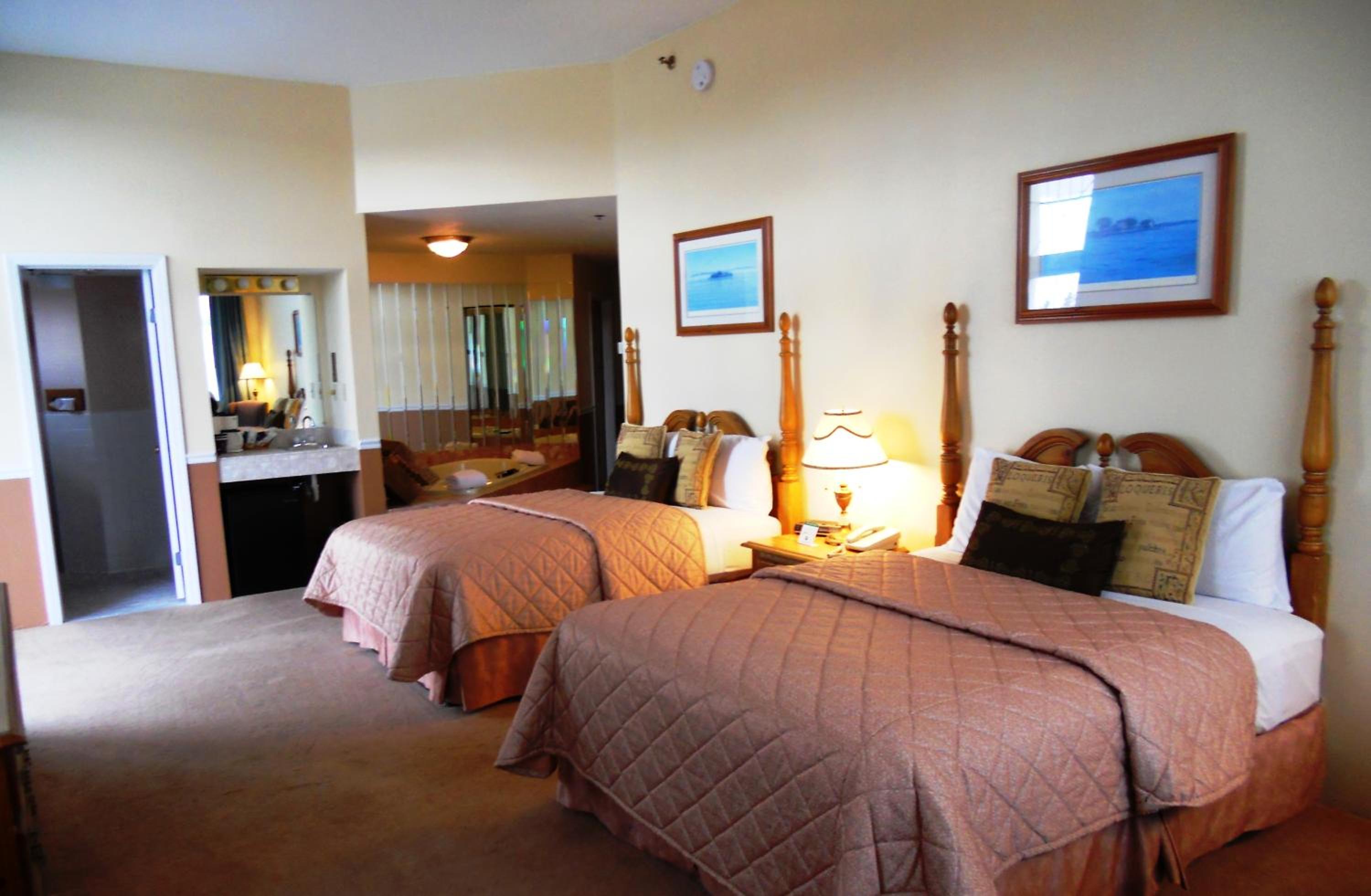 Queen Suite With Spa Bath photo 3