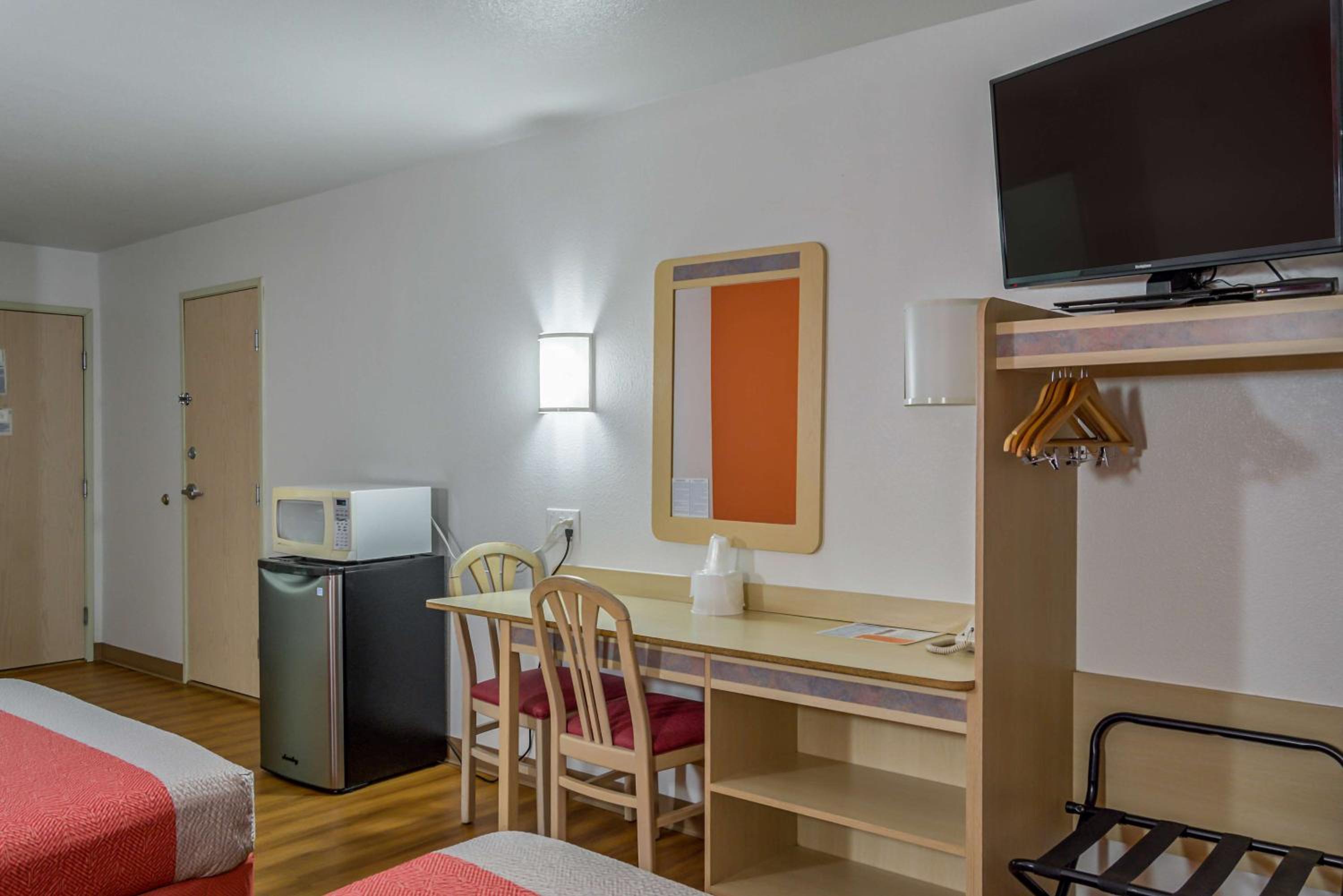 Queen Room with Two Queen Beds - Non-Smoking - Photo 2