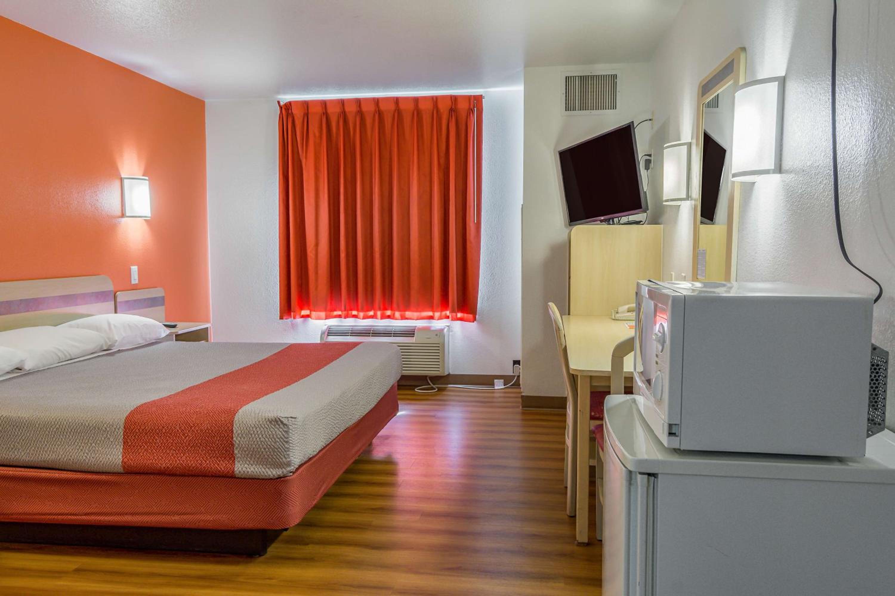 King Room - Non-Smoking - Photo 4