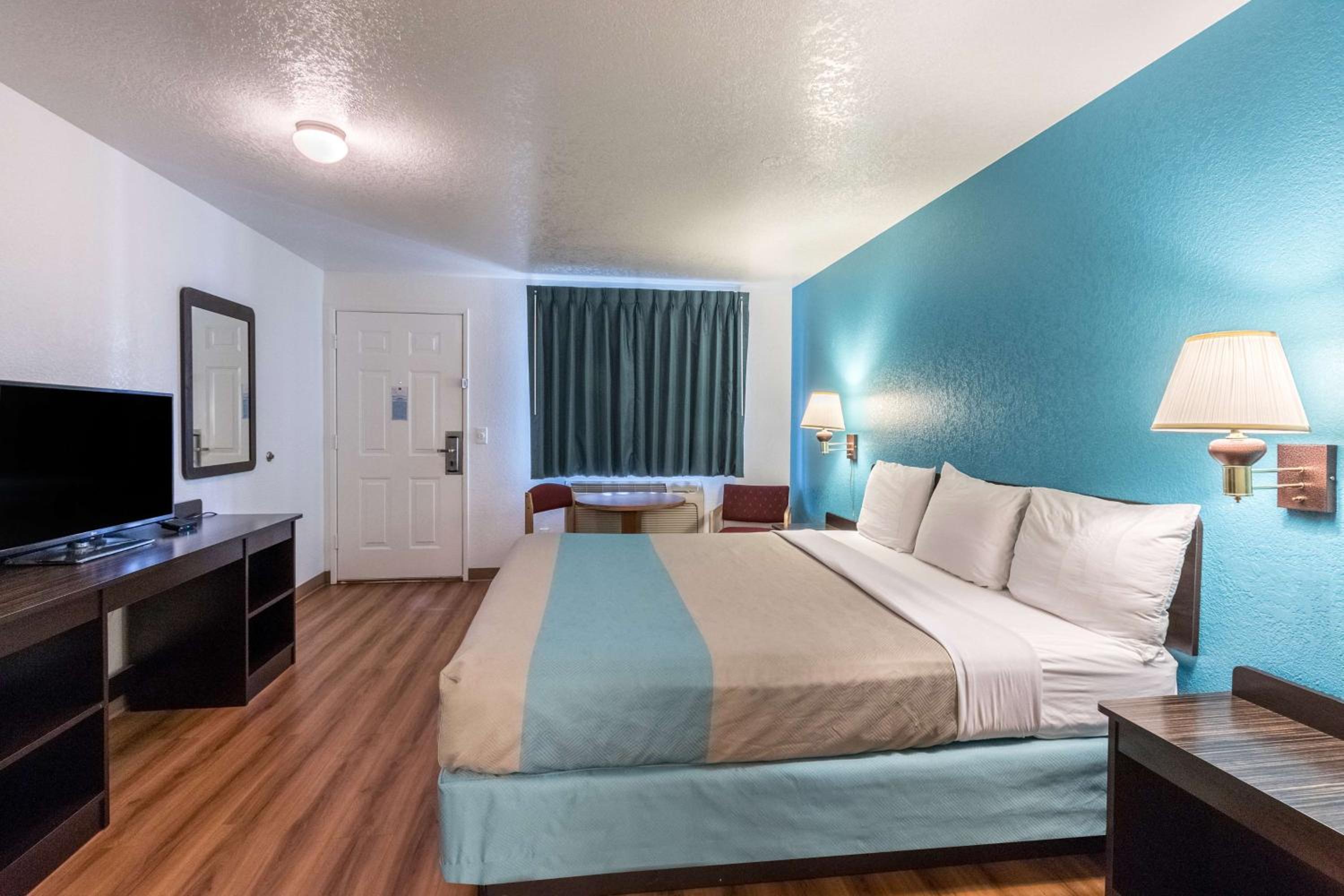 Deluxe King Room - Non-Smoking - Photo 1