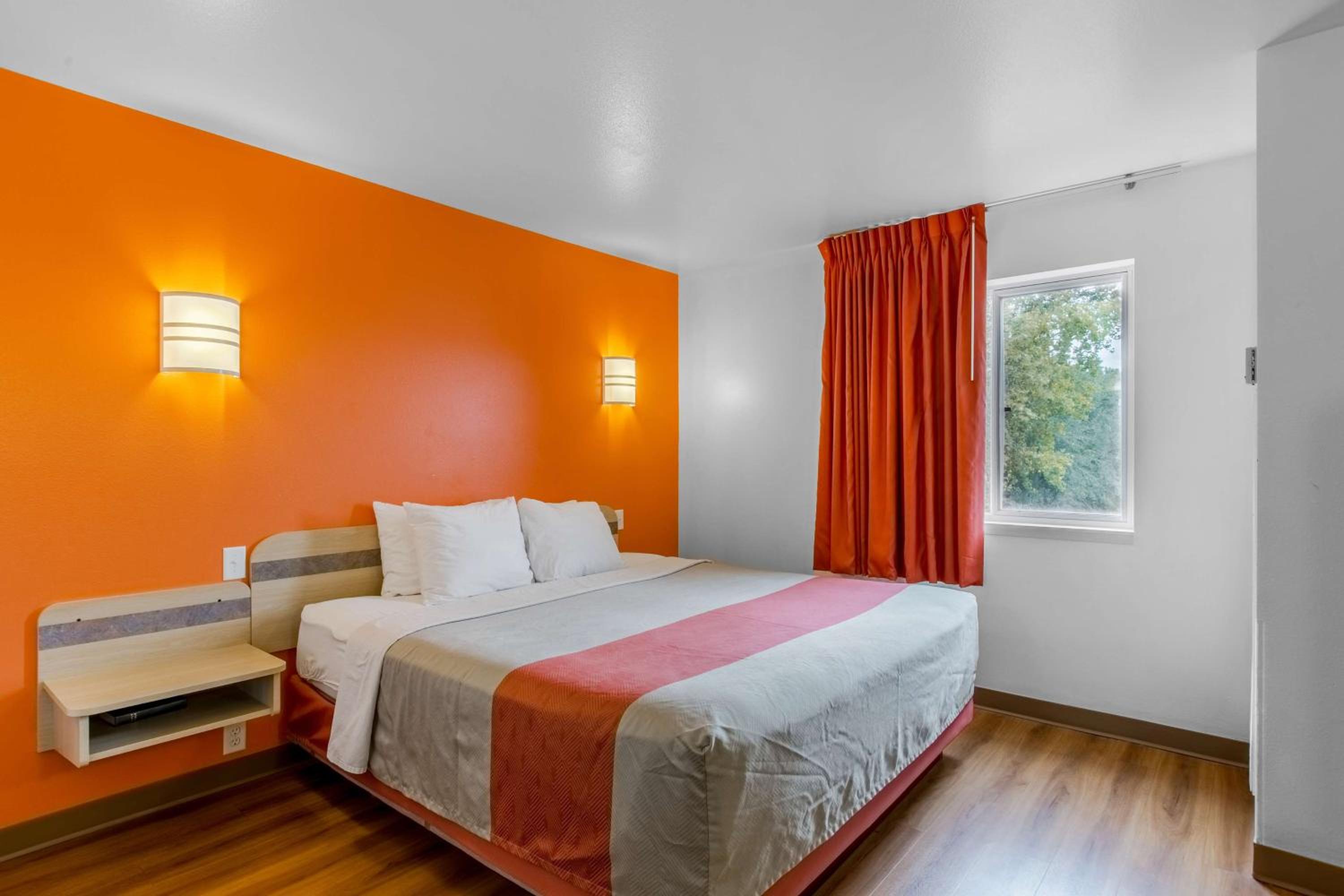 Queen Room - Non-Smoking - Photo 10