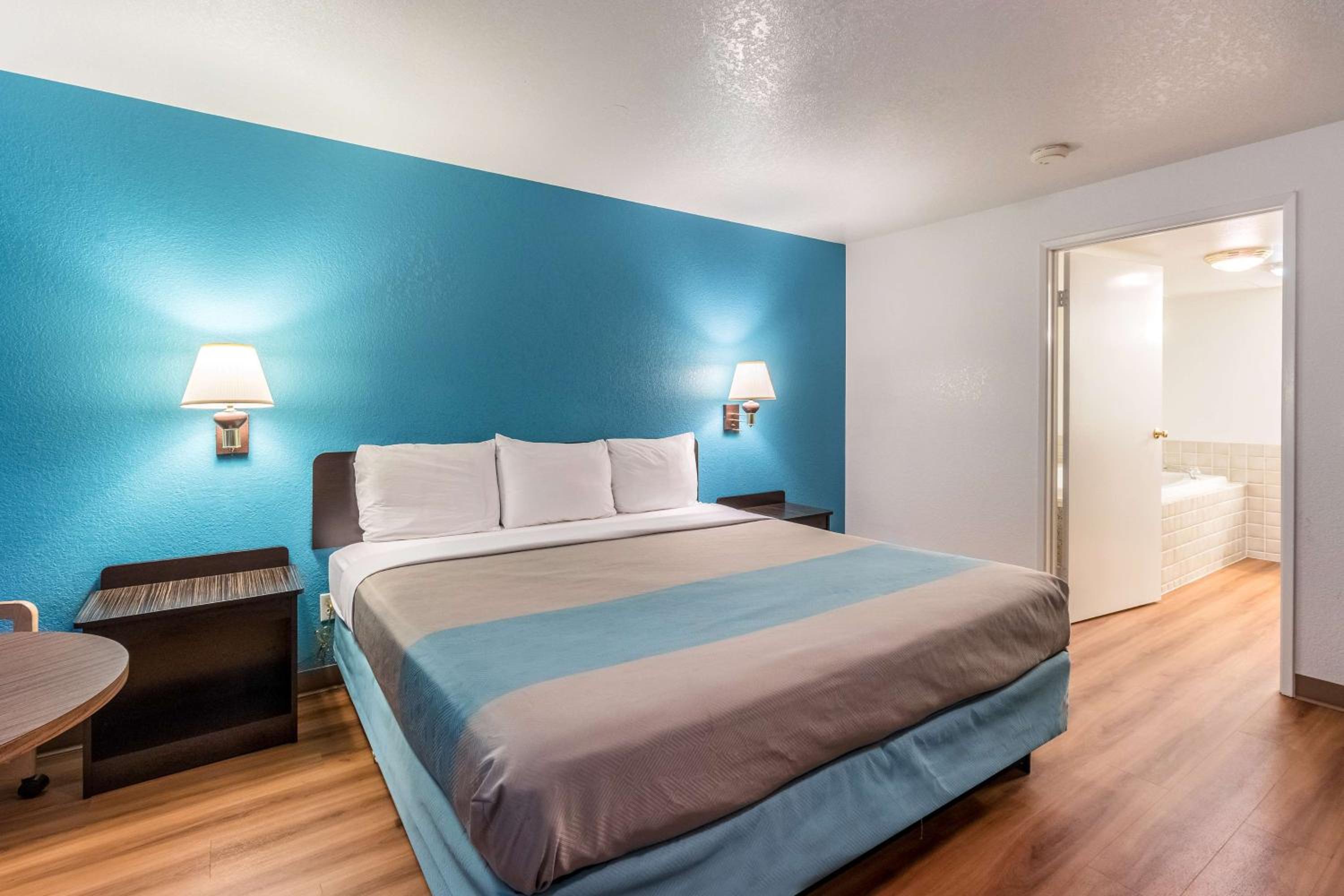 Deluxe King Room - Non-Smoking - Photo 8