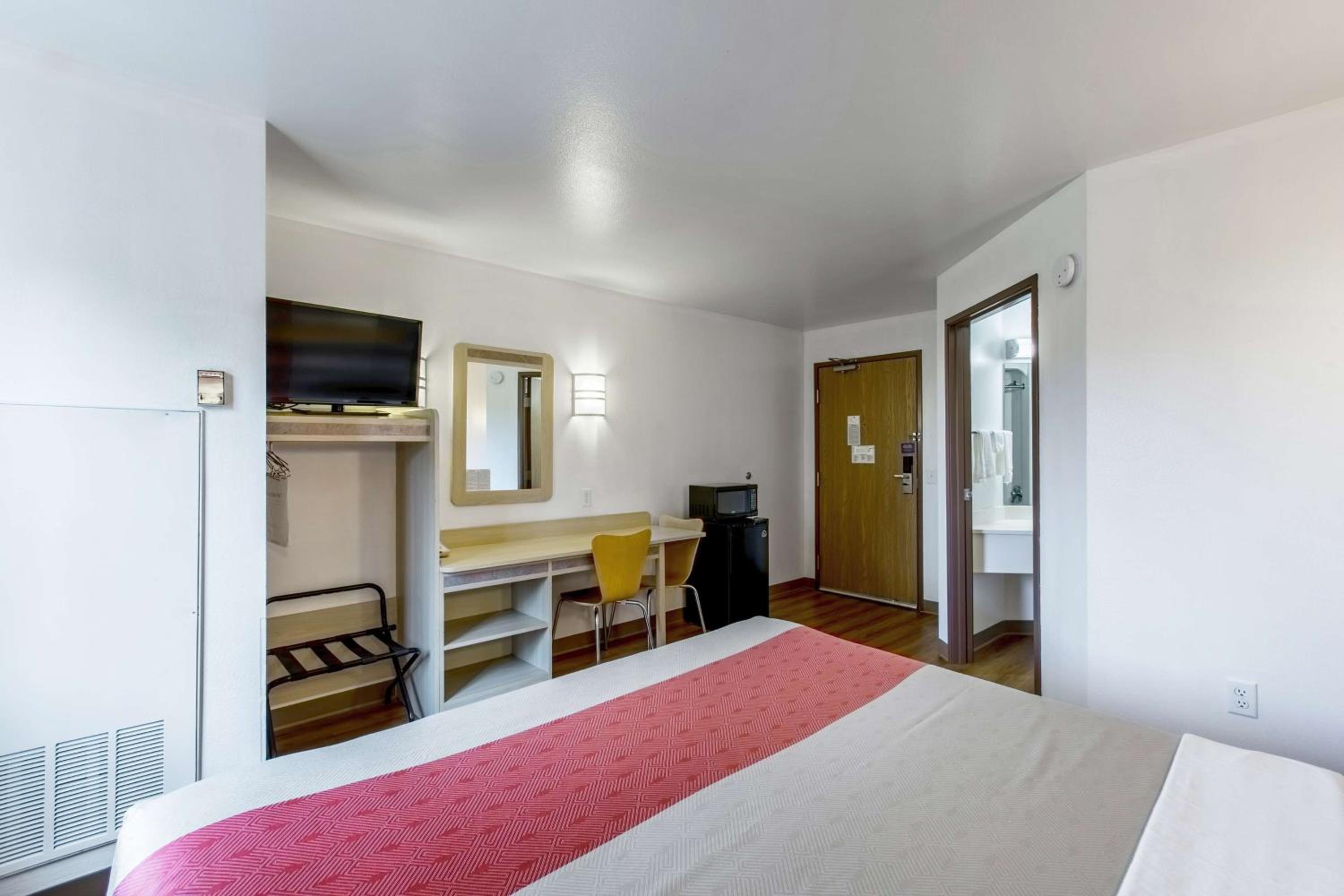 Queen Room - Non-Smoking - Photo 1