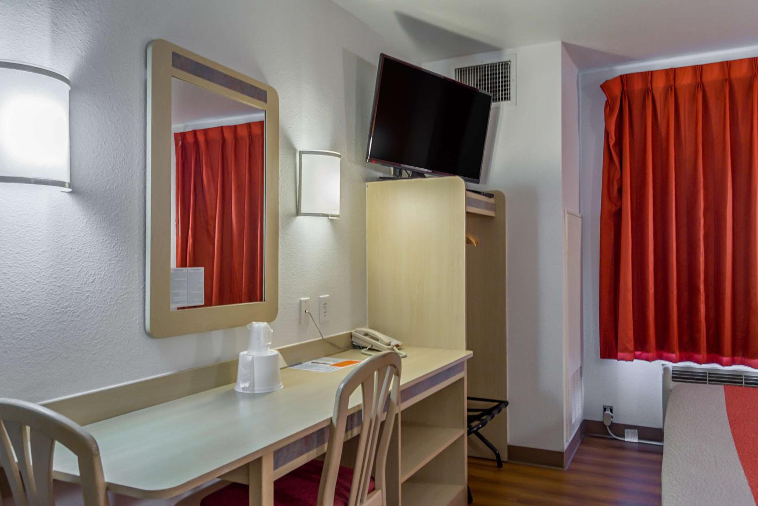 King Room - Non-Smoking - Photo 7