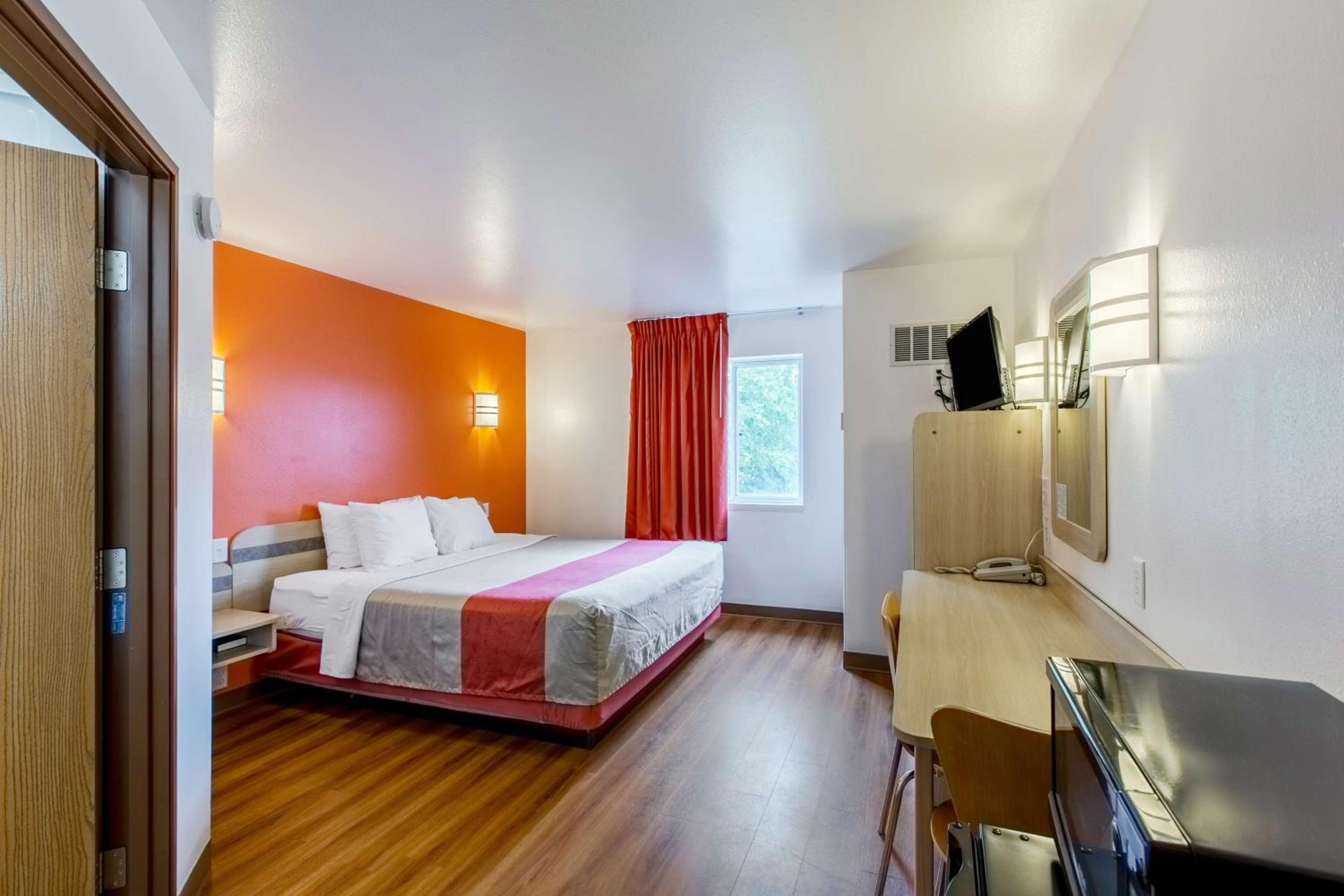Queen Room - Non-Smoking - Photo 9