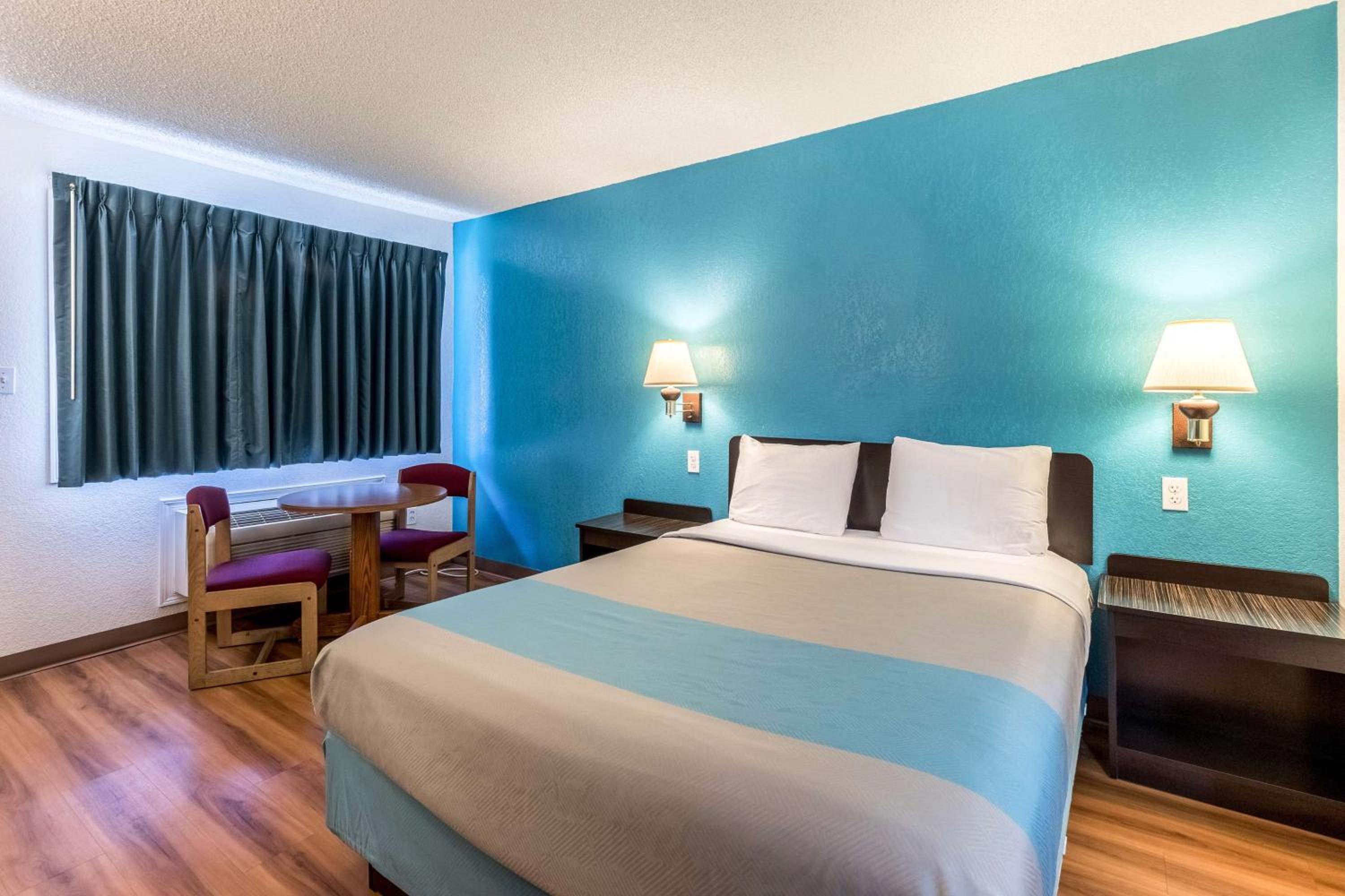 Deluxe Queen Room - Non-Smoking - Photo 3
