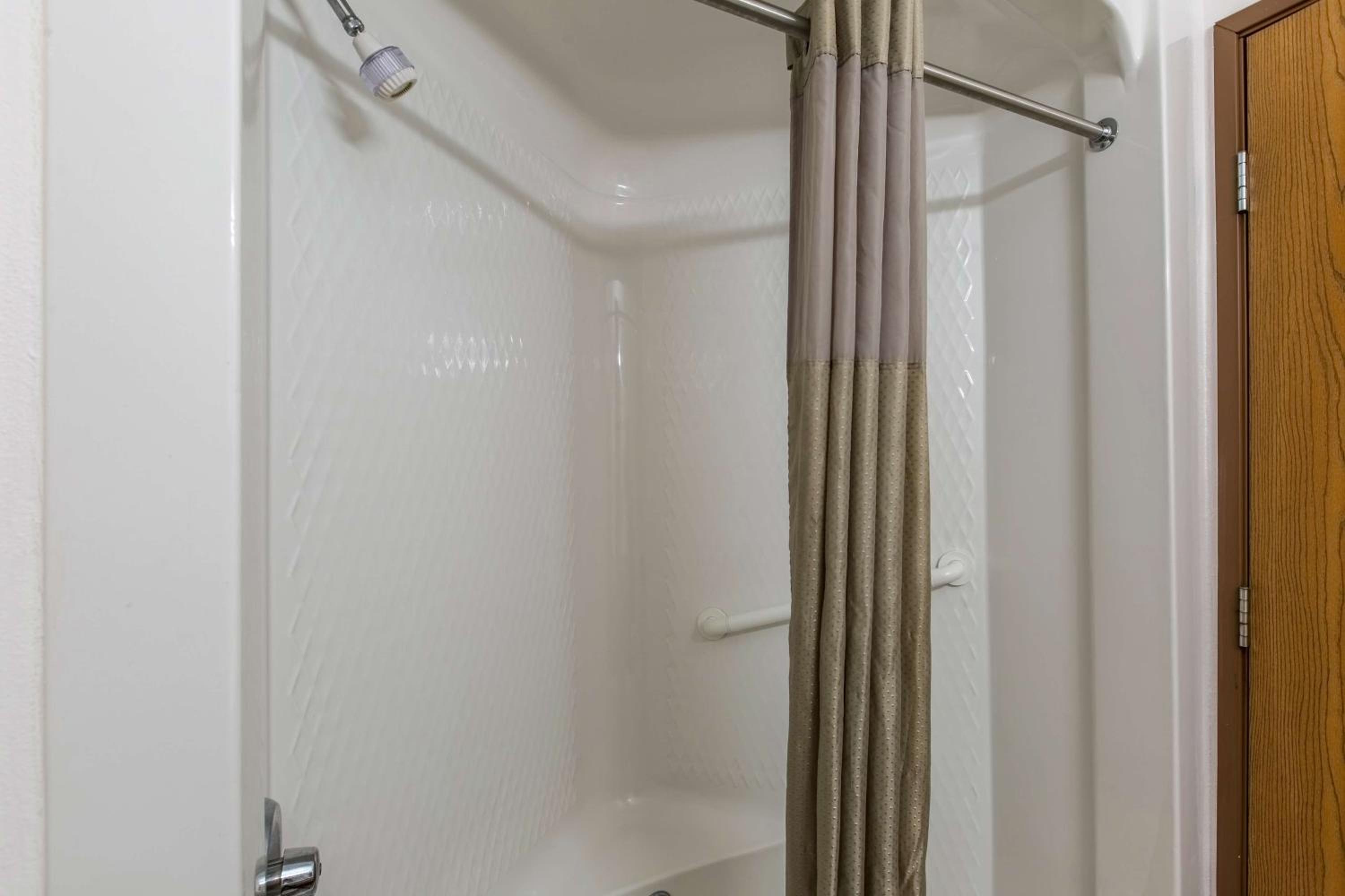 Quadruple Room - Non-Smoking - Photo 8