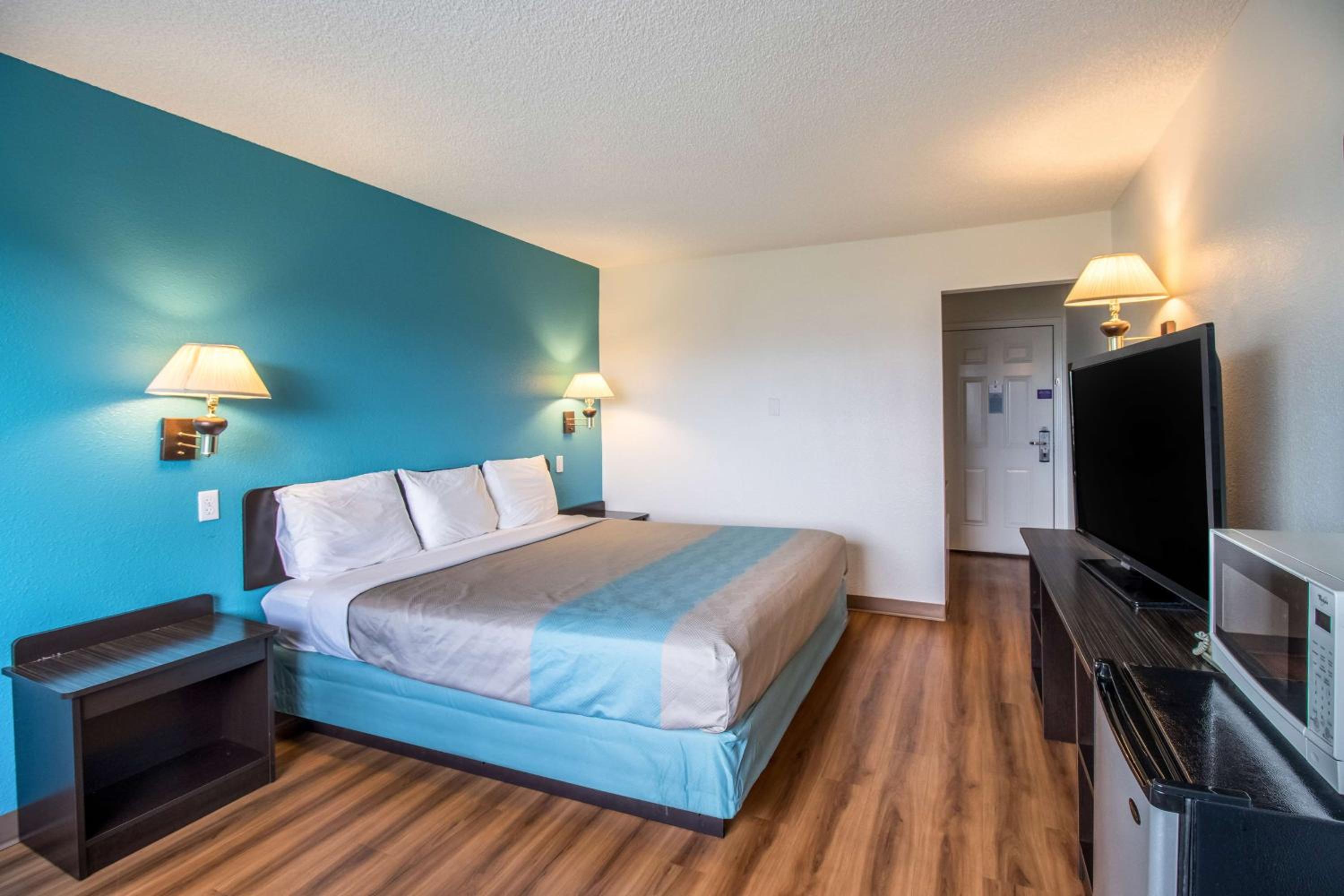 Deluxe King Room - Non-Smoking - Photo 7