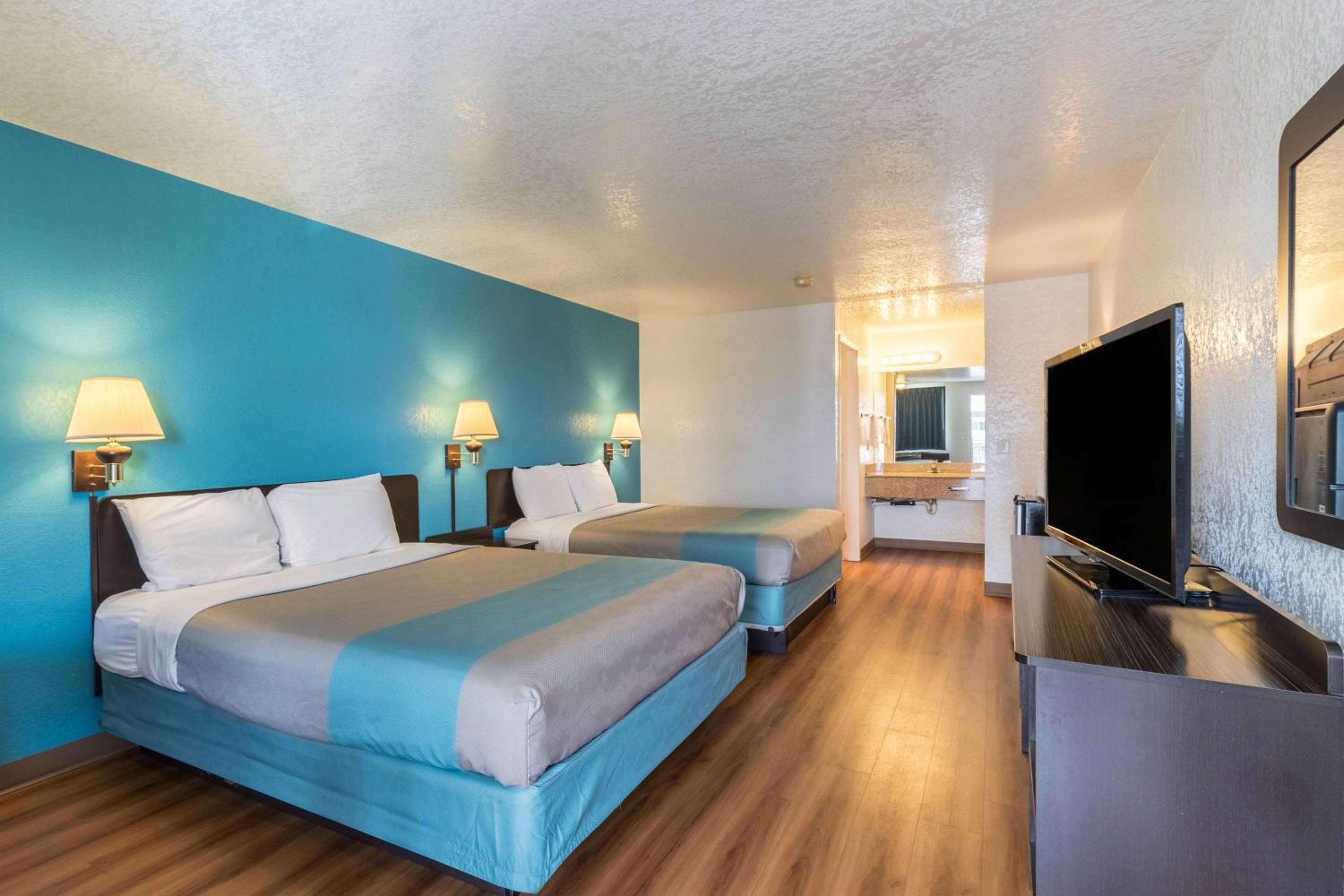 Deluxe Queen Room with Two Queen Beds - Non-Smoking - Photo 4