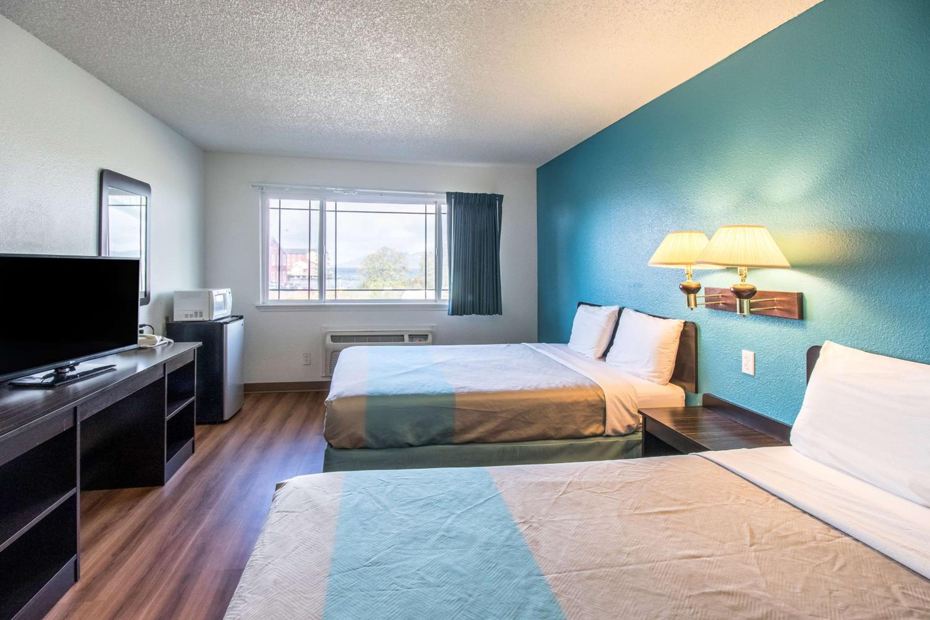 Deluxe Queen Room with Two Queen Beds - Non-Smoking - Photo 6