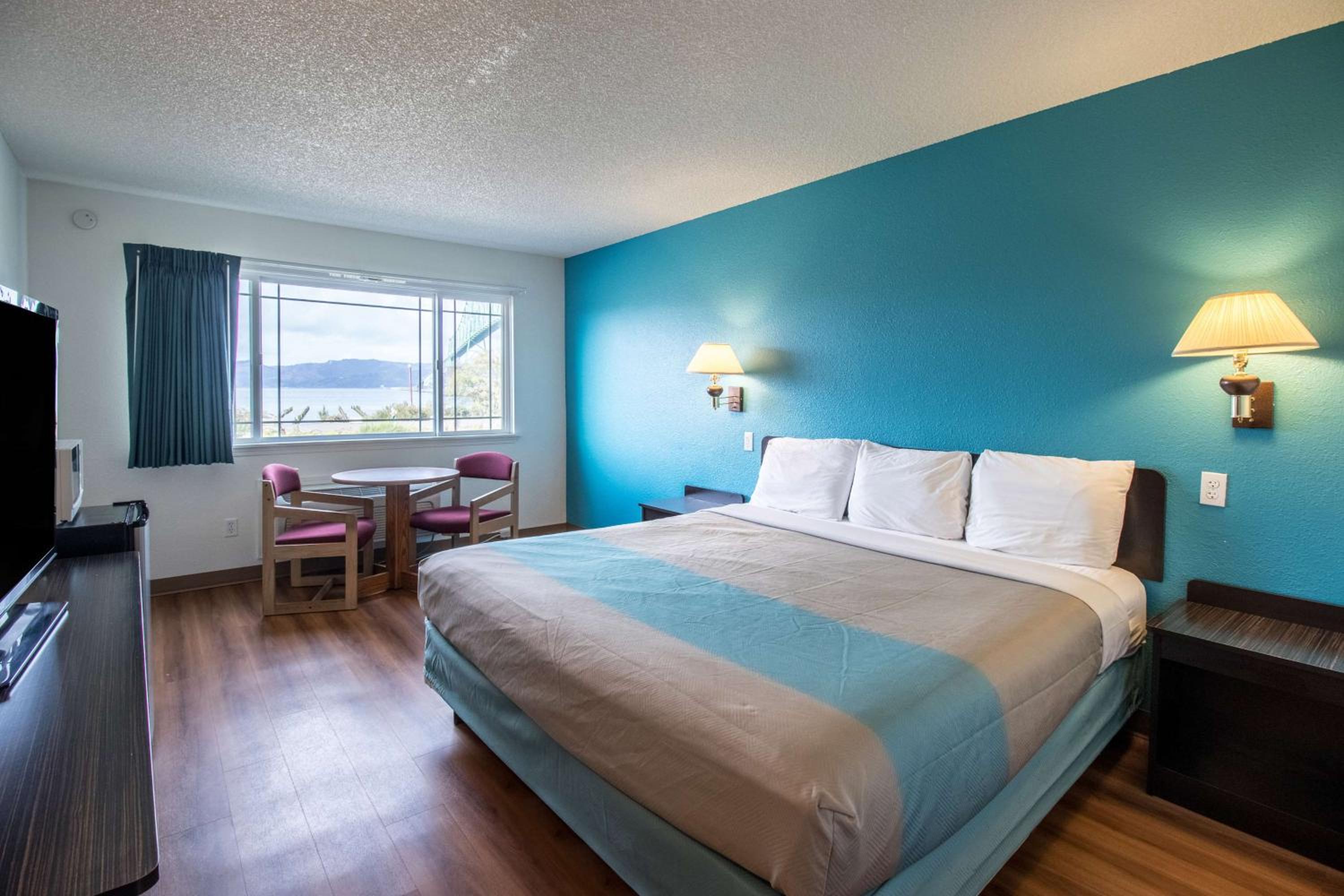 Deluxe King Room - Non-Smoking - Photo 6