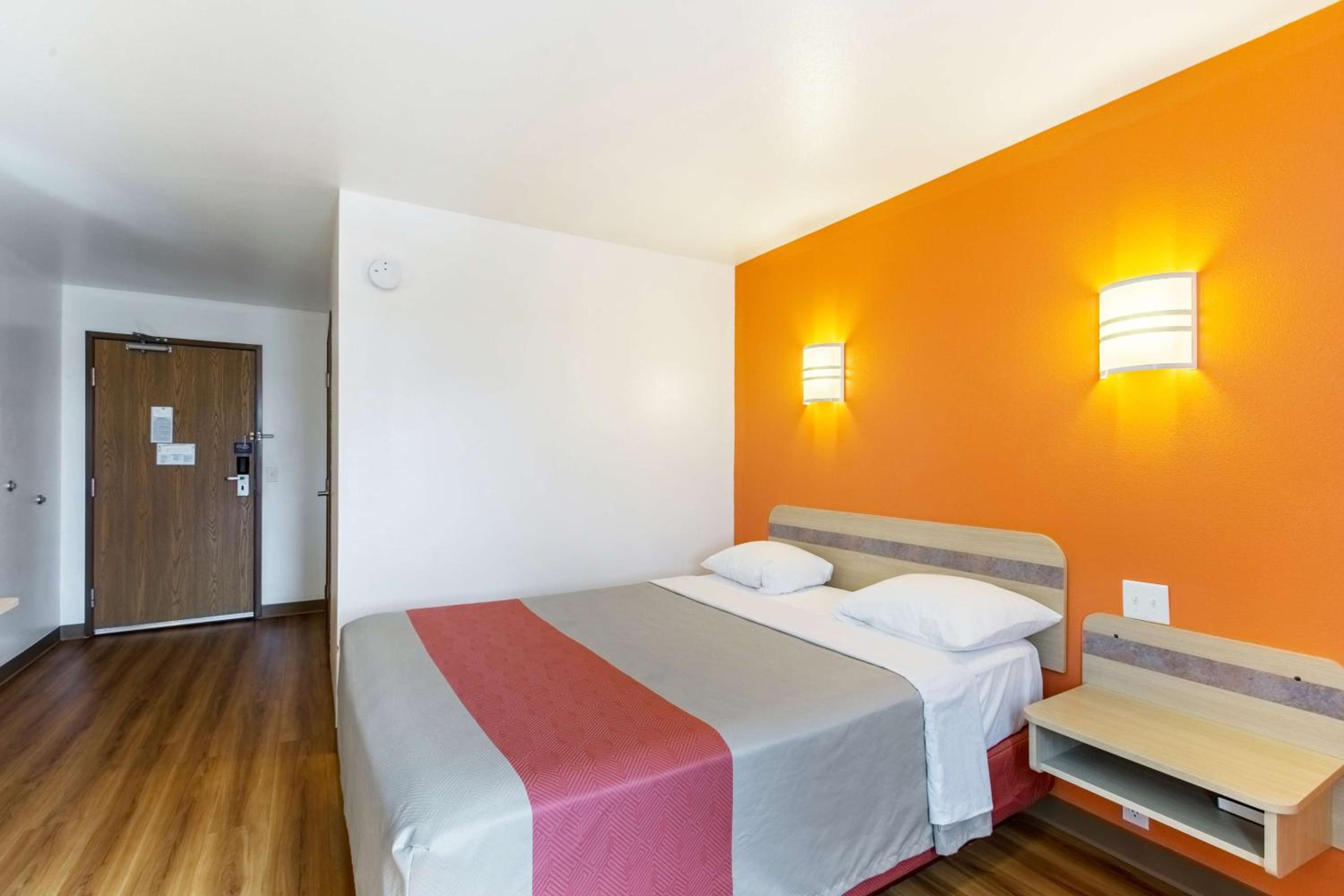 Deluxe King Room - Non-Smoking - Photo 10