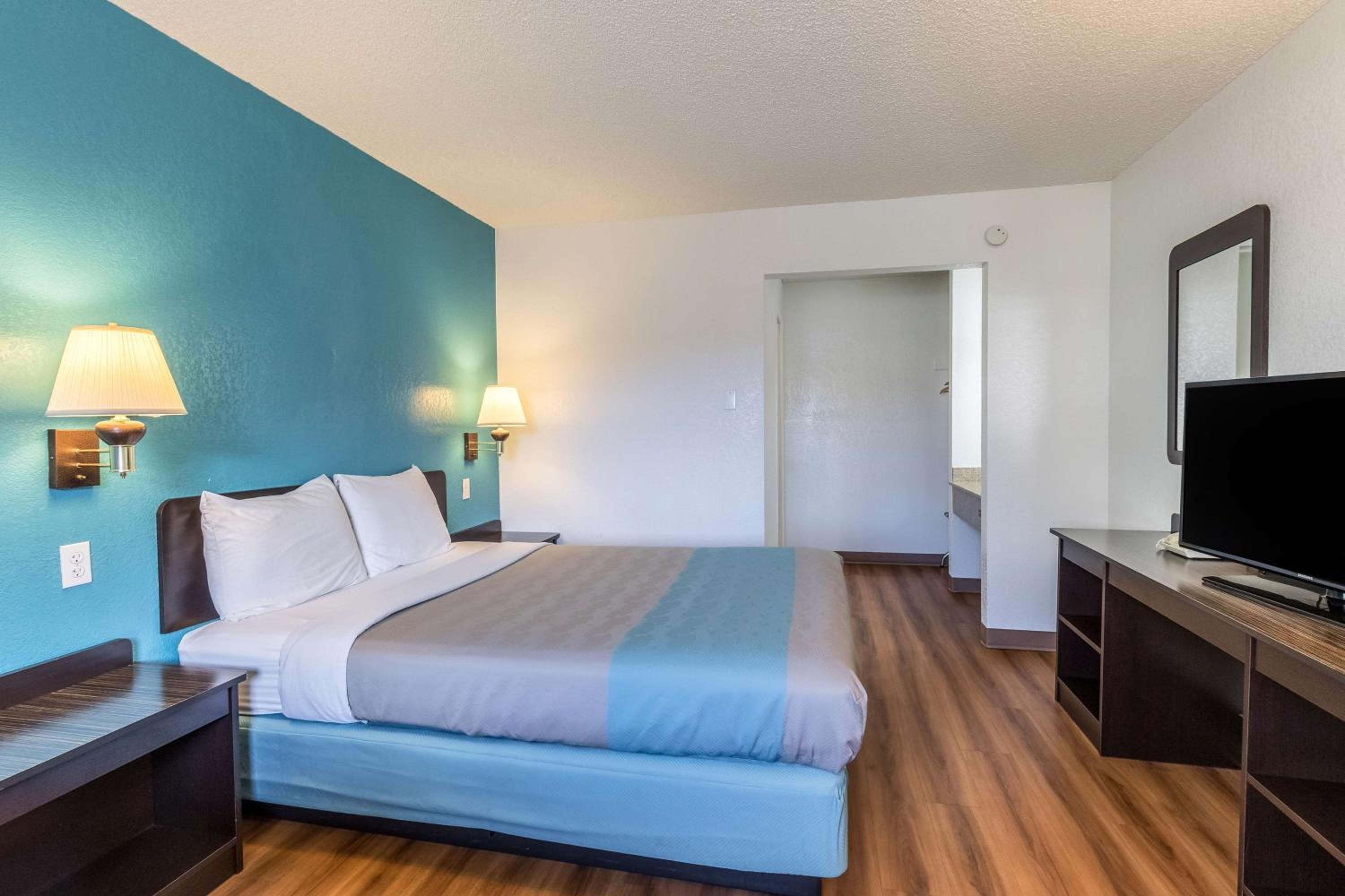 Deluxe Queen Room - Non-Smoking - Photo 5