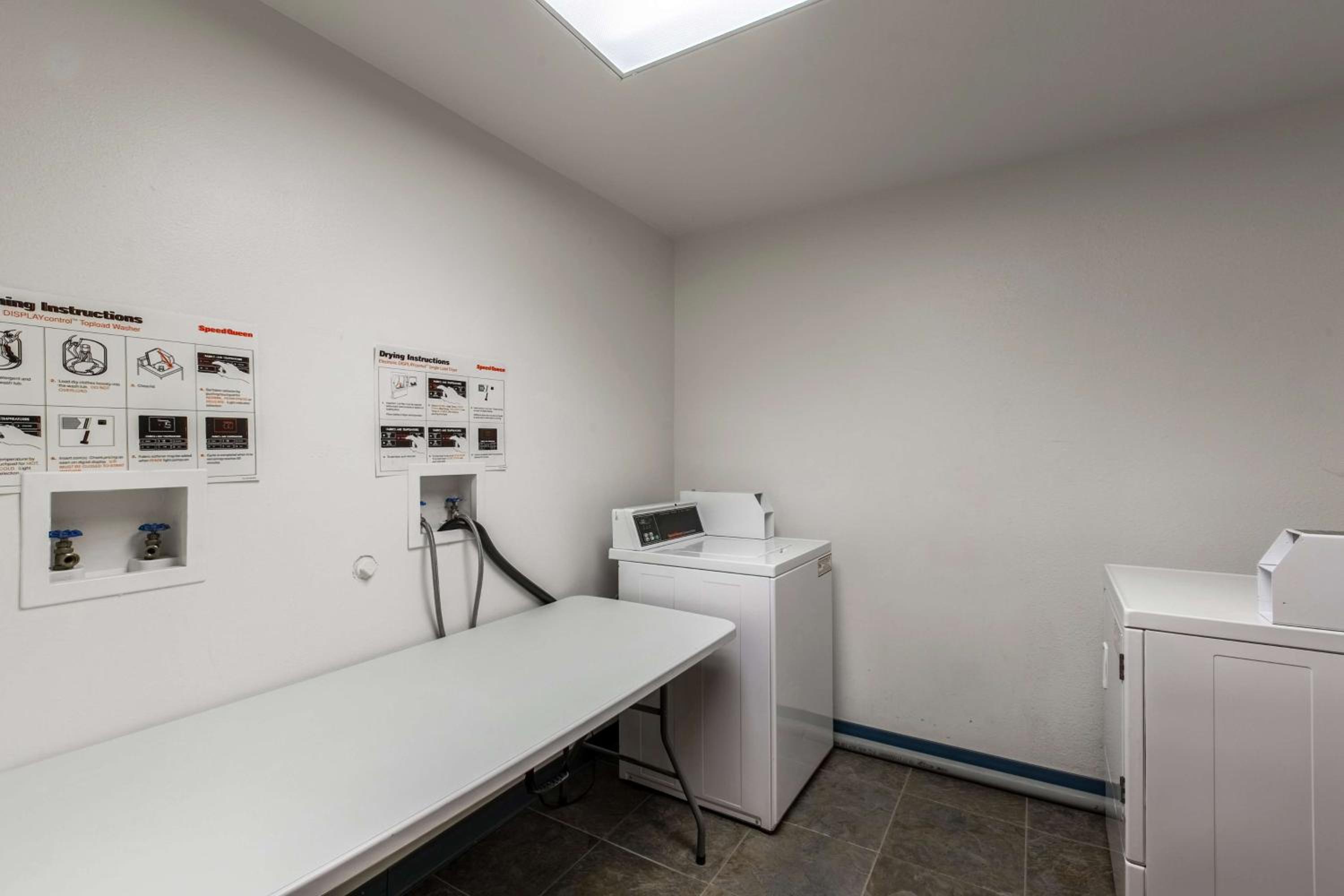 Queen Room - Non-Smoking - Photo 8