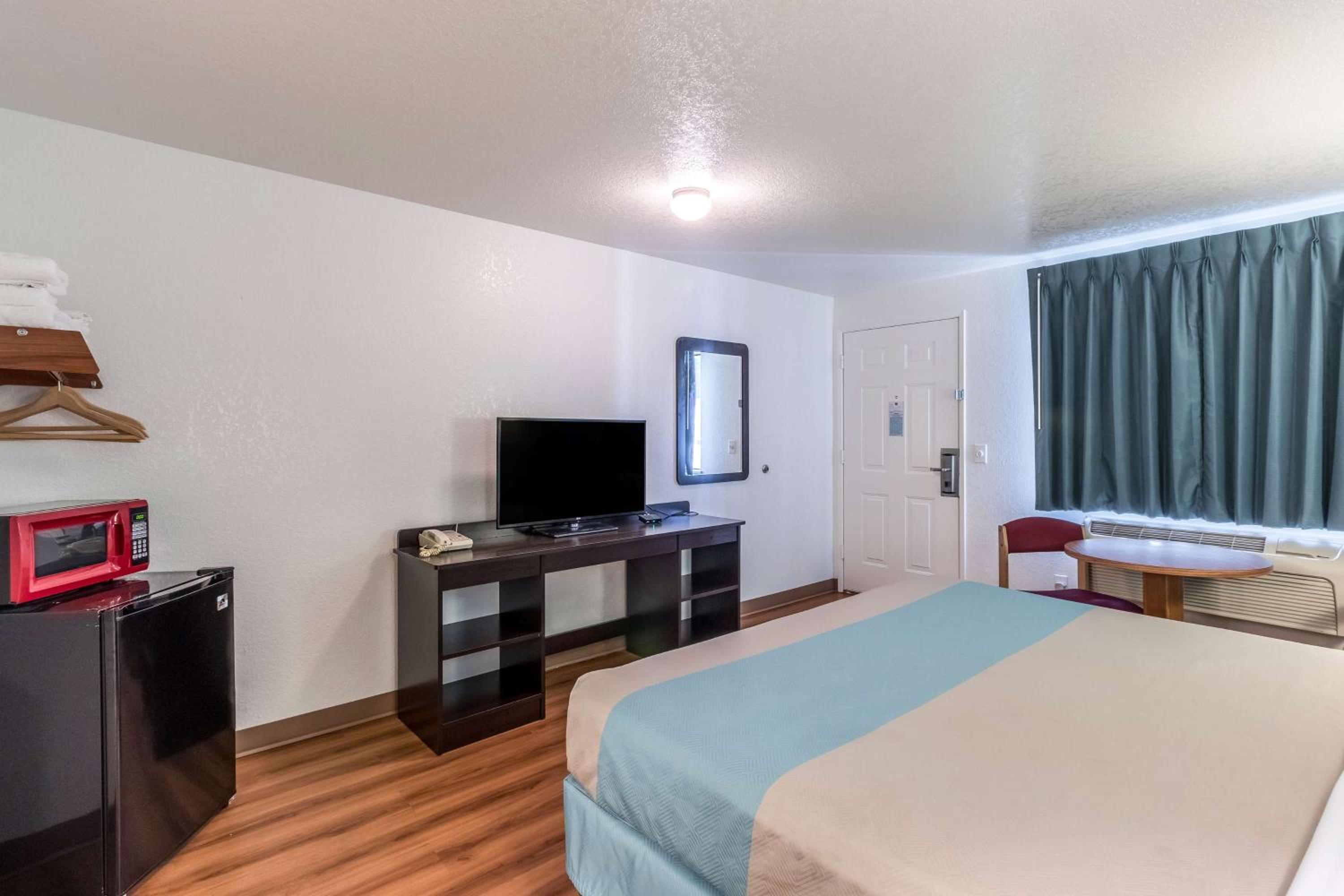 Deluxe King Room - Non-Smoking - Photo 4