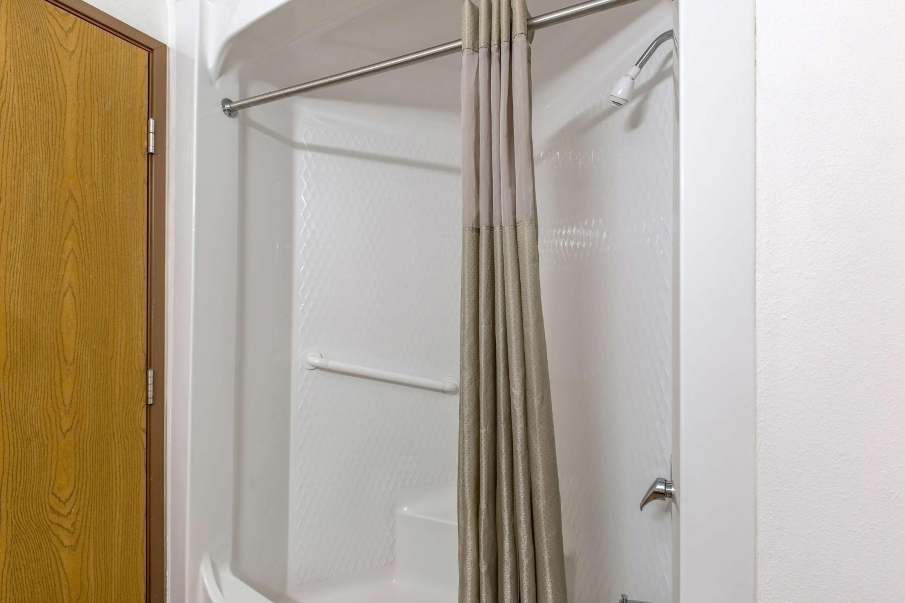 Quadruple Room - Non-Smoking - Photo 6