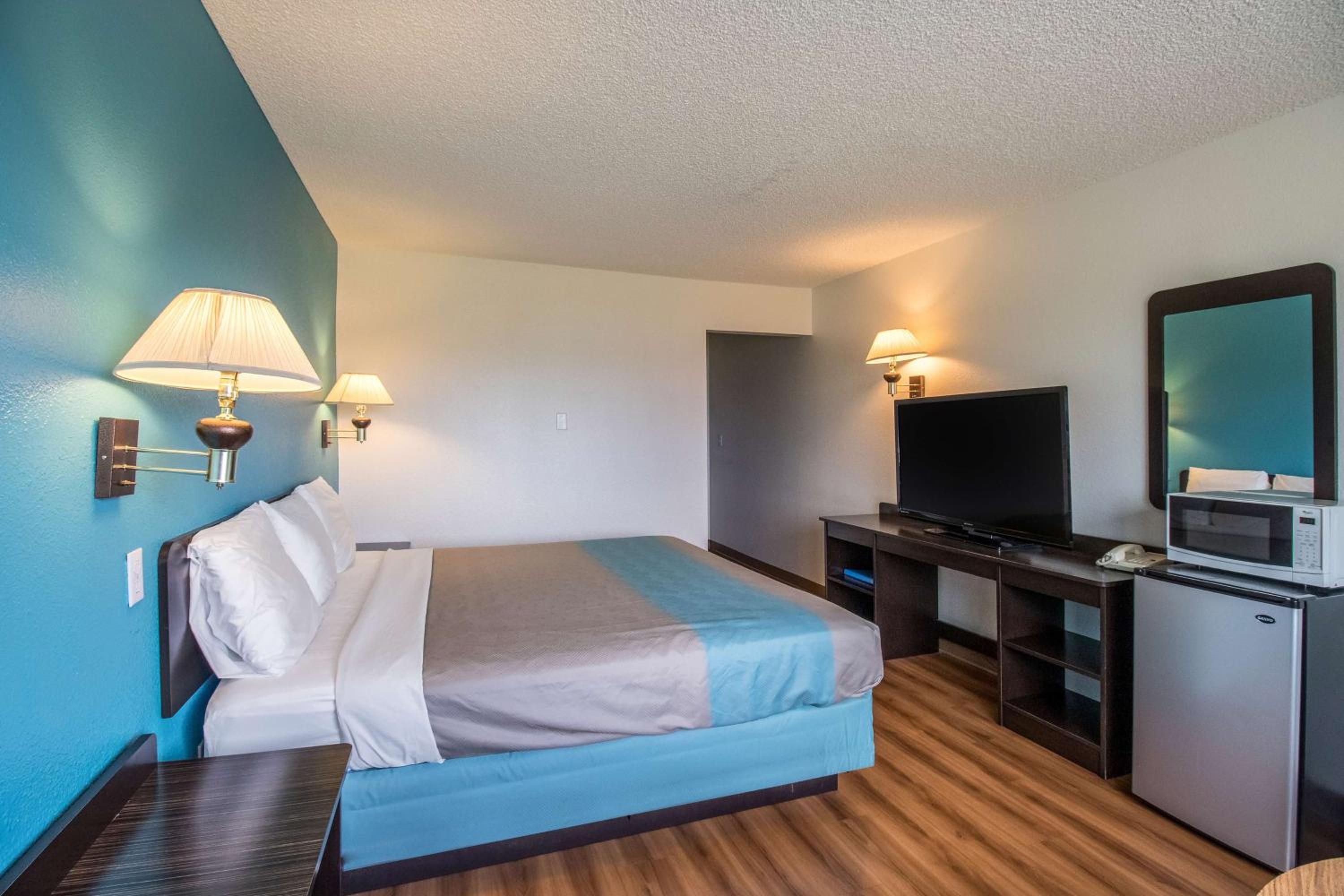 Deluxe King Room - Non-Smoking - Photo 5