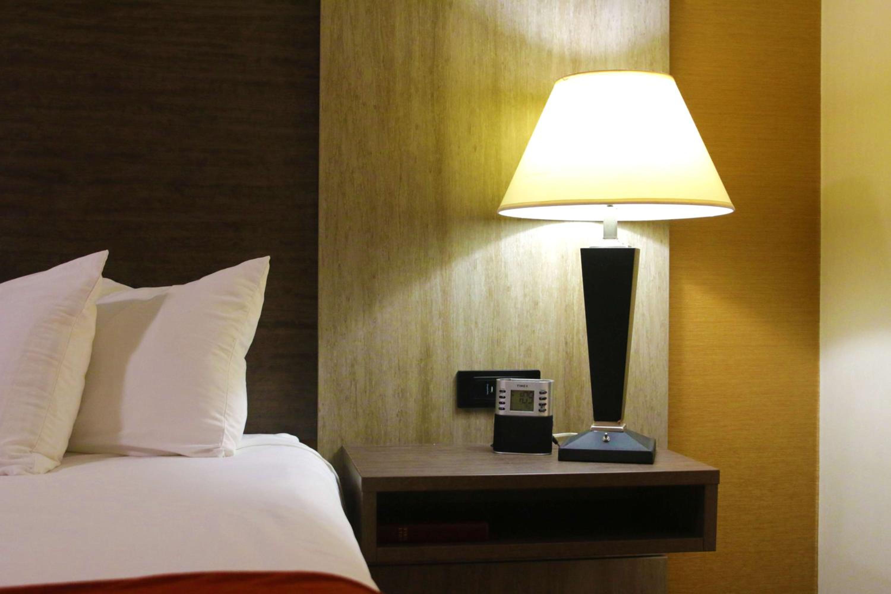 Queen Room - Non-Smoking - Photo 1