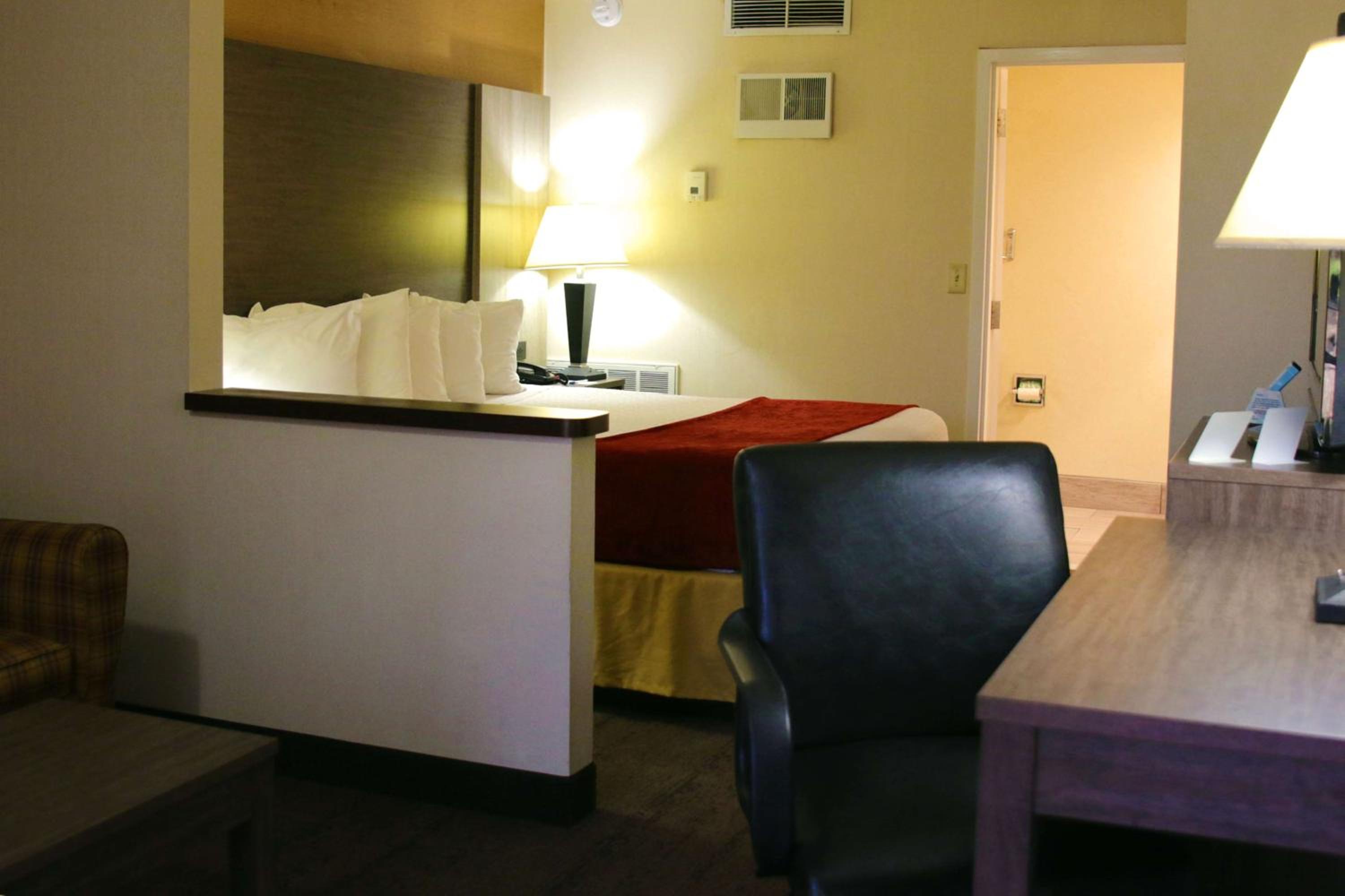 King Room - Non-Smoking - Photo 4