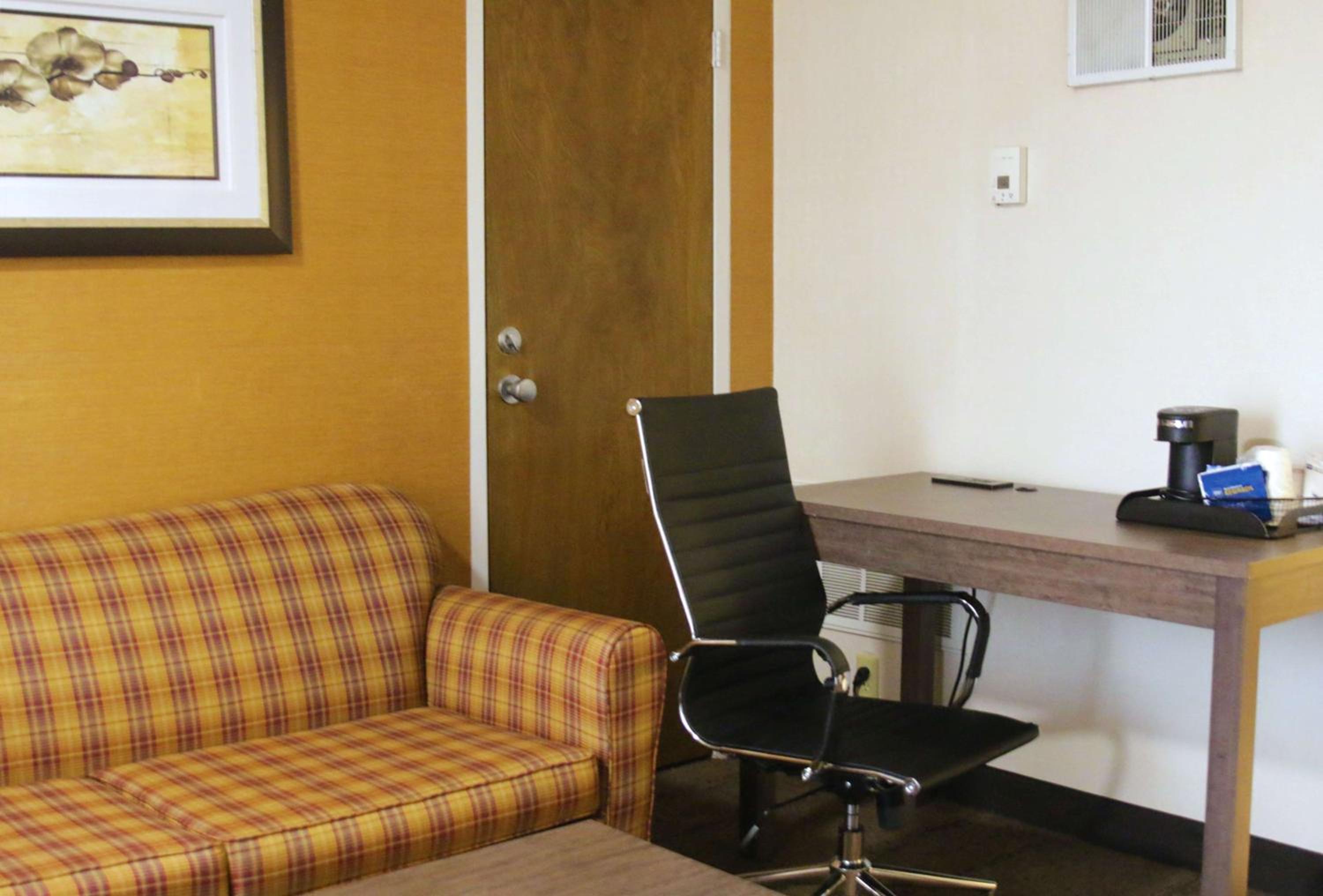 King Suite with Sofa Bed - Non-Smoking - Photo 3
