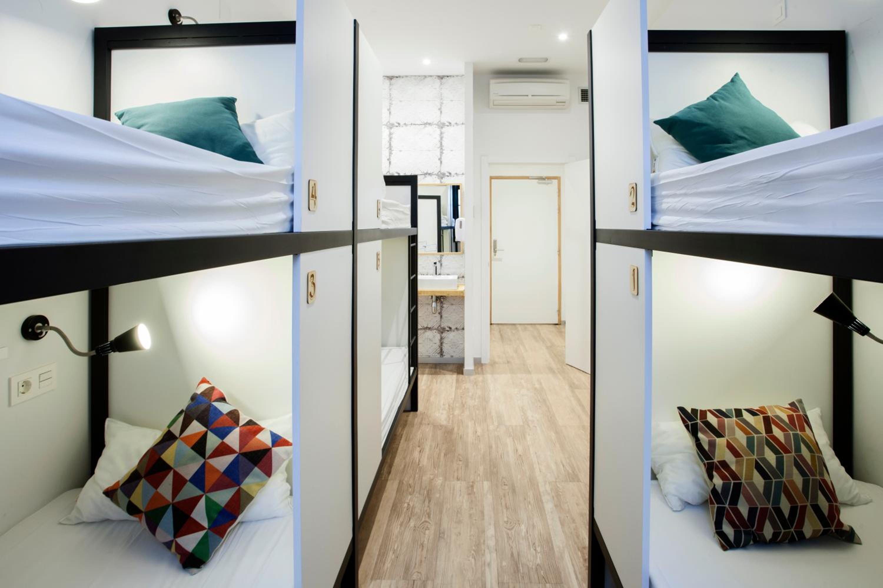 Bed in 6-Bed Dormitory Room with Private Bathroom  photo 2