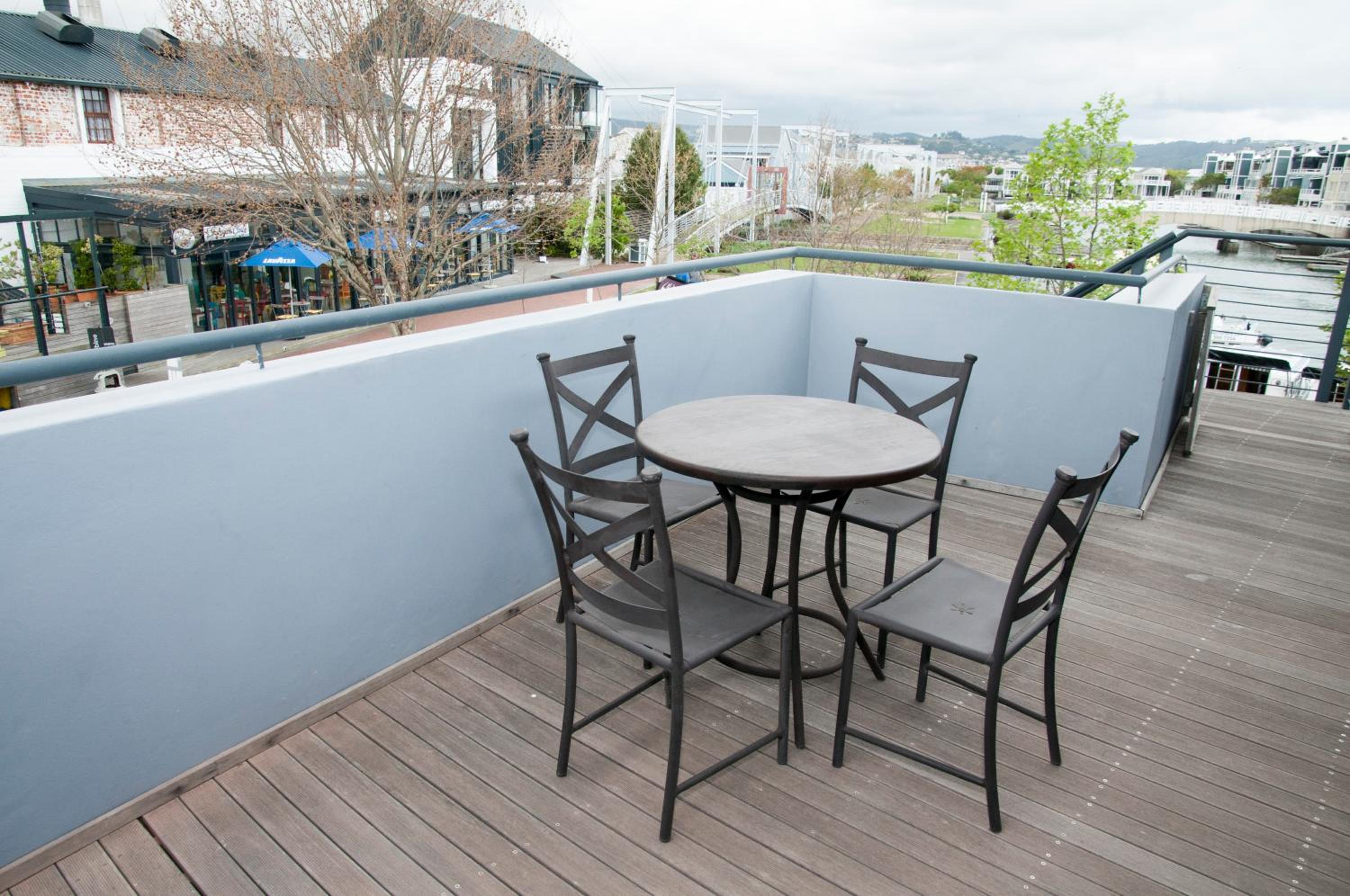 Suite - Photo 20