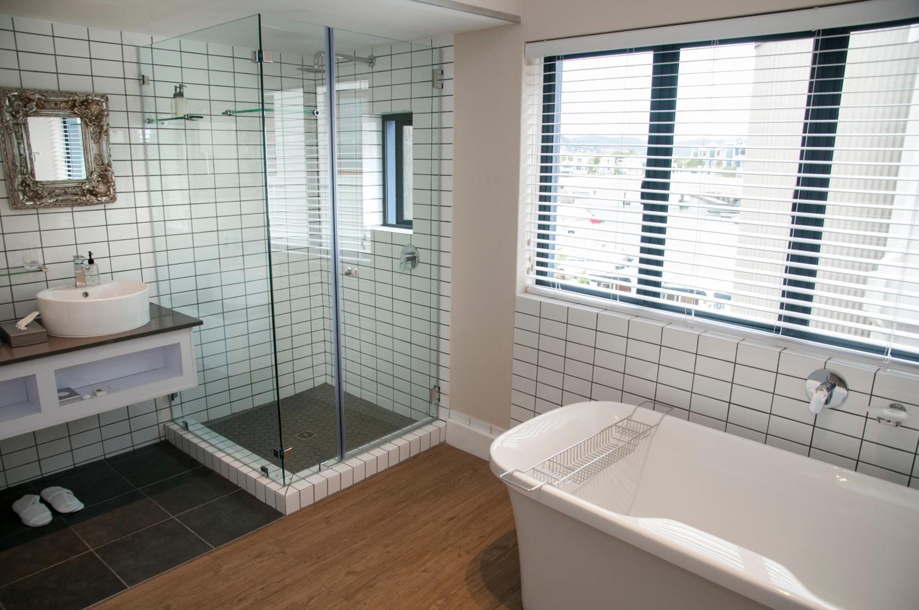 Suite - Photo 13