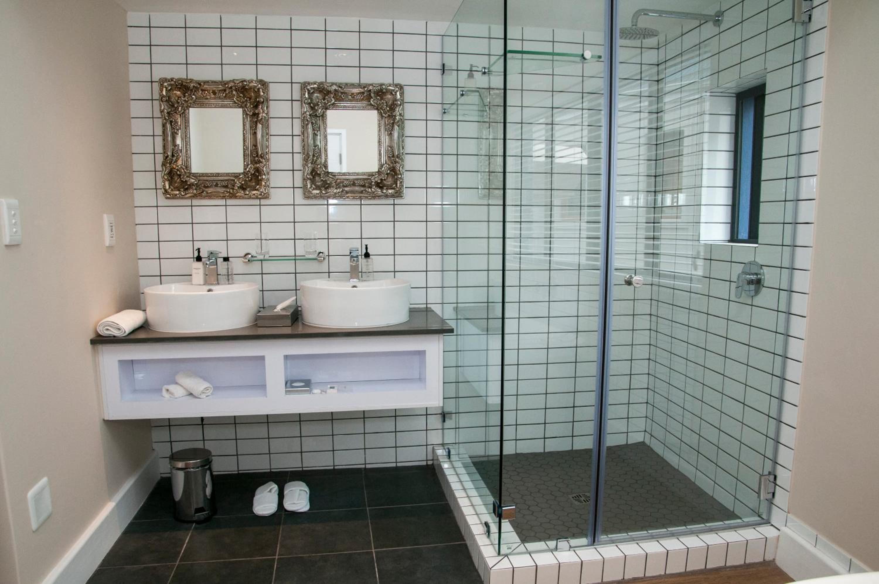 Suite - Photo 12