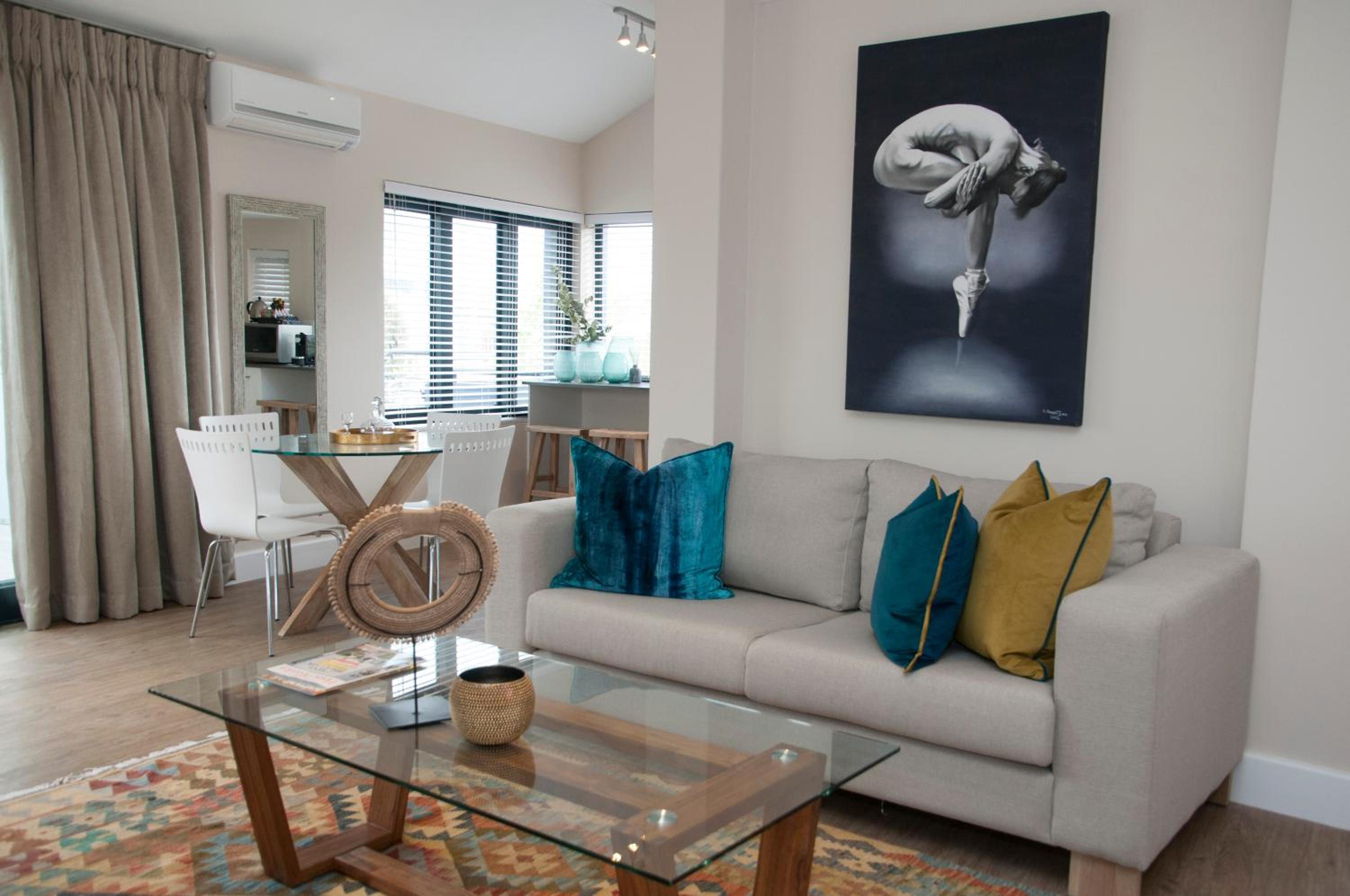 Suite - Photo 1
