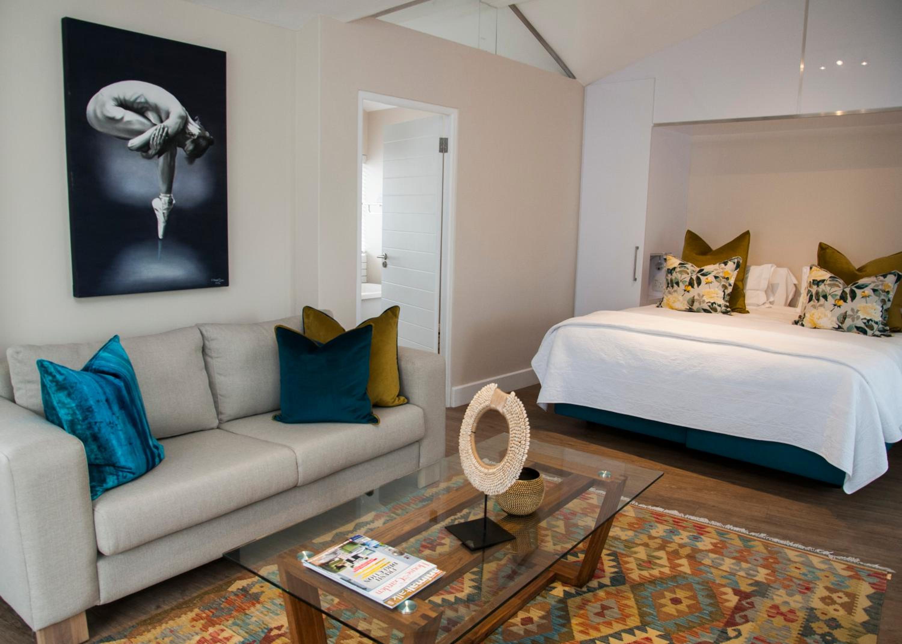 Suite - Photo 19