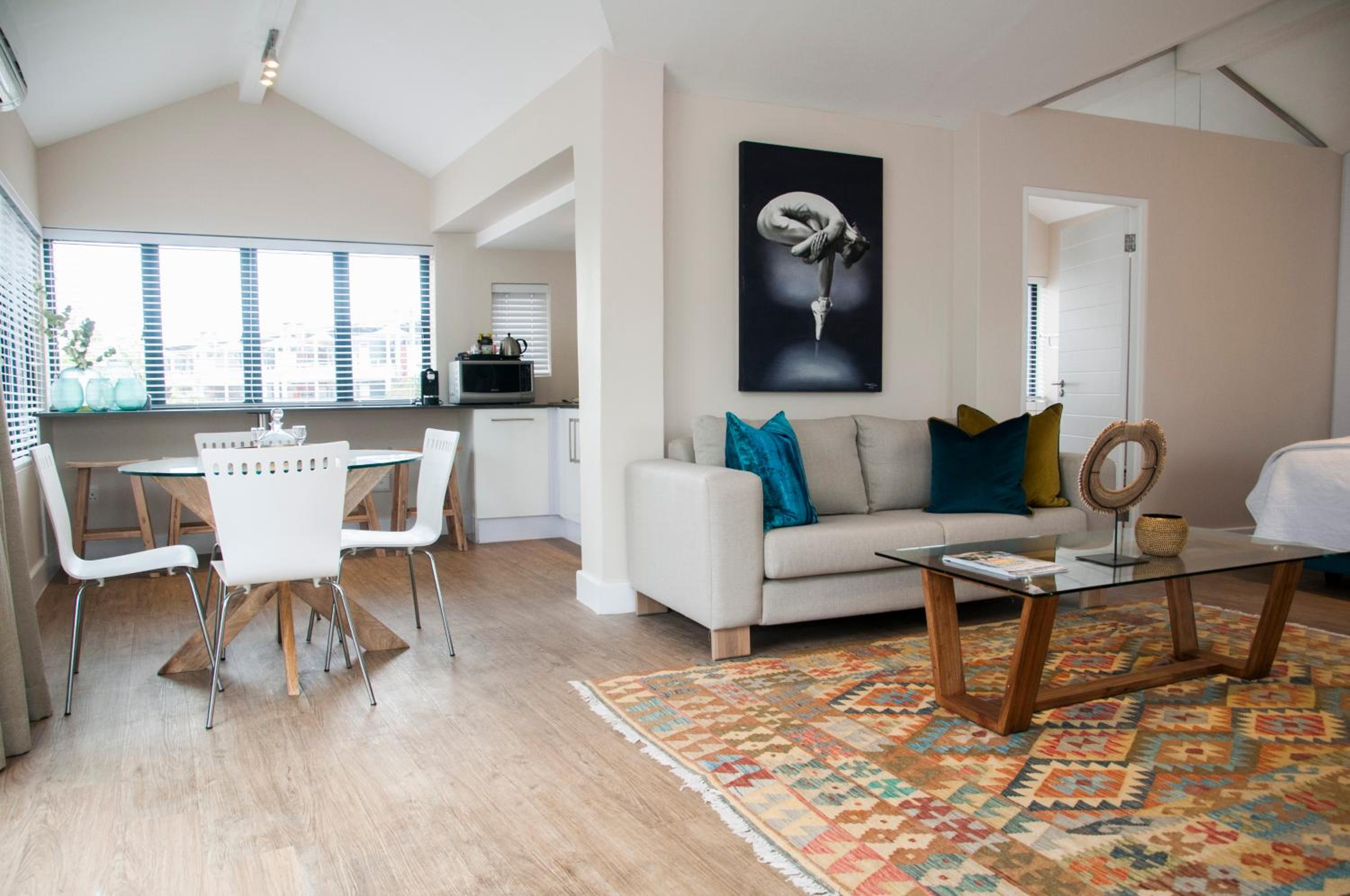 Suite - Photo 14