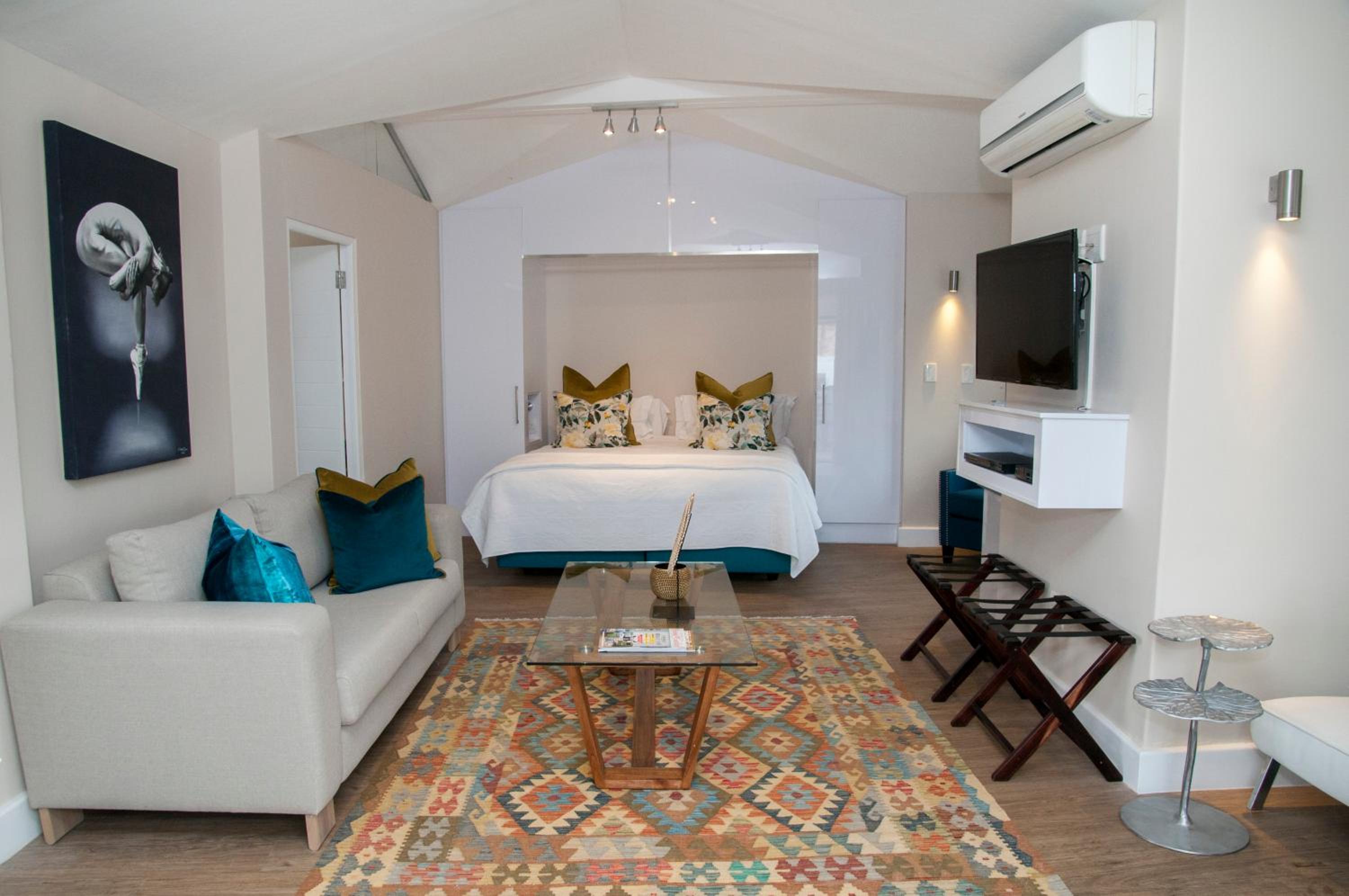 Suite - Photo 18