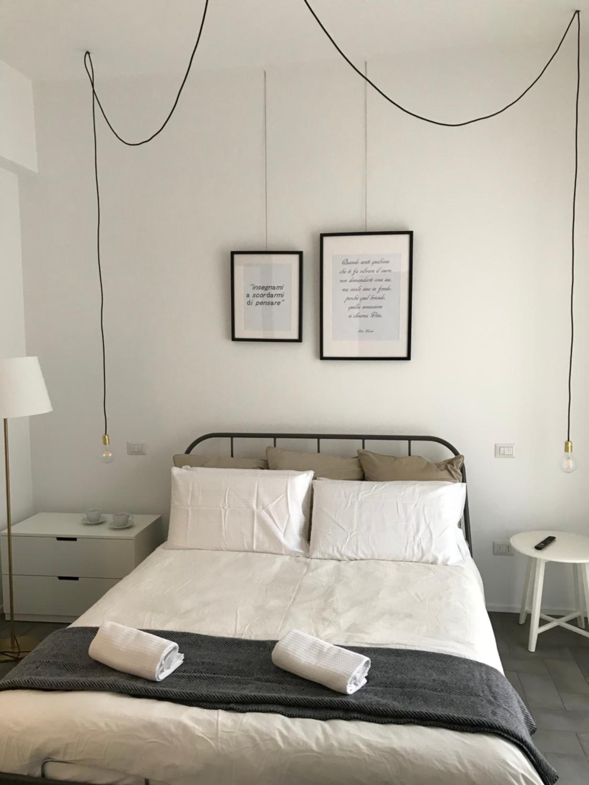 King Room with Balcony - Photo 7