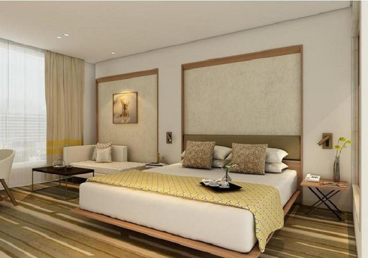 Grand Room with Queen Bed Grand Room with Queen Bed