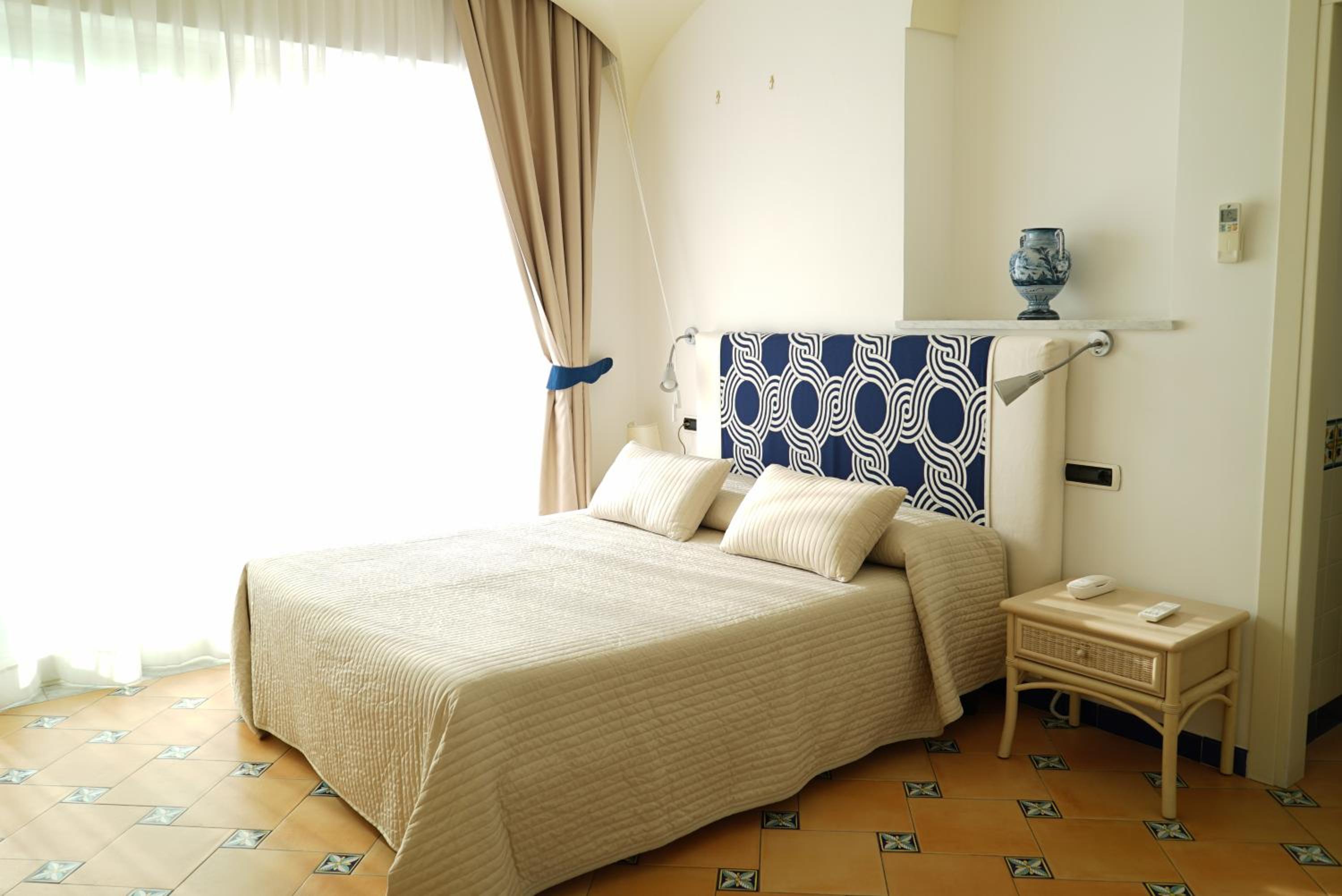 Junior Suite with Sea View (2 Adults) - Photo 8