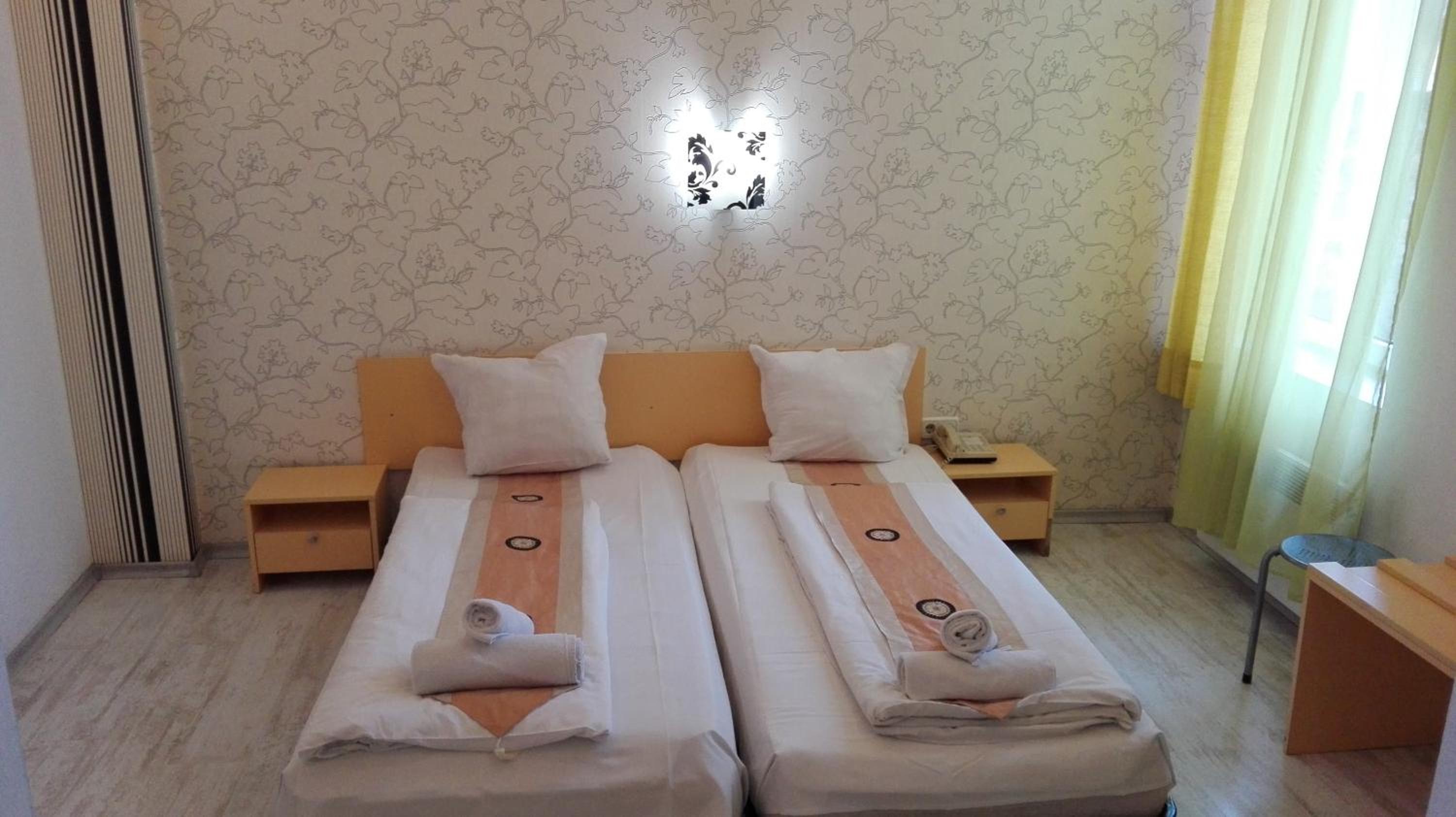 Double or Twin Room - Photo 5