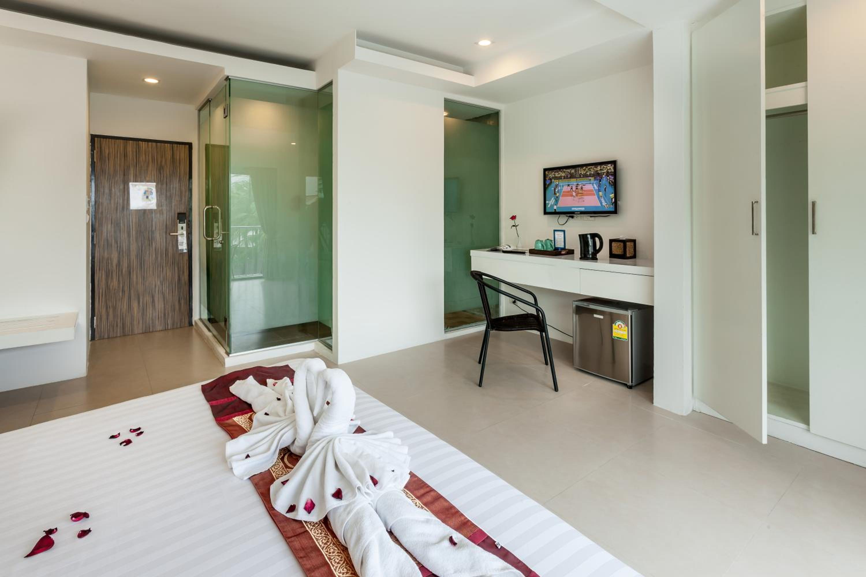 Deluxe Double Room with Balcony  - Photo 11