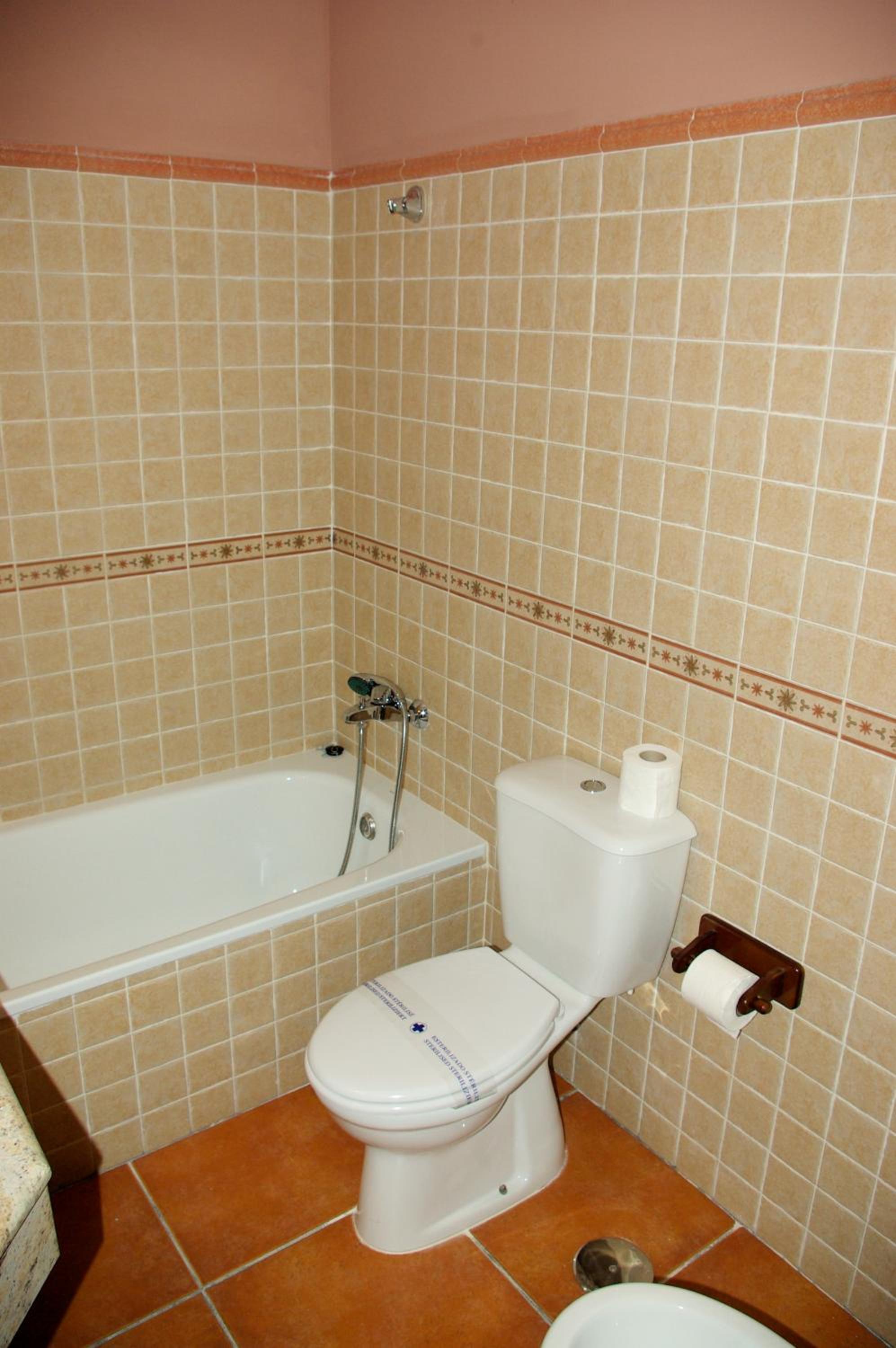 Twin Room - Photo 3