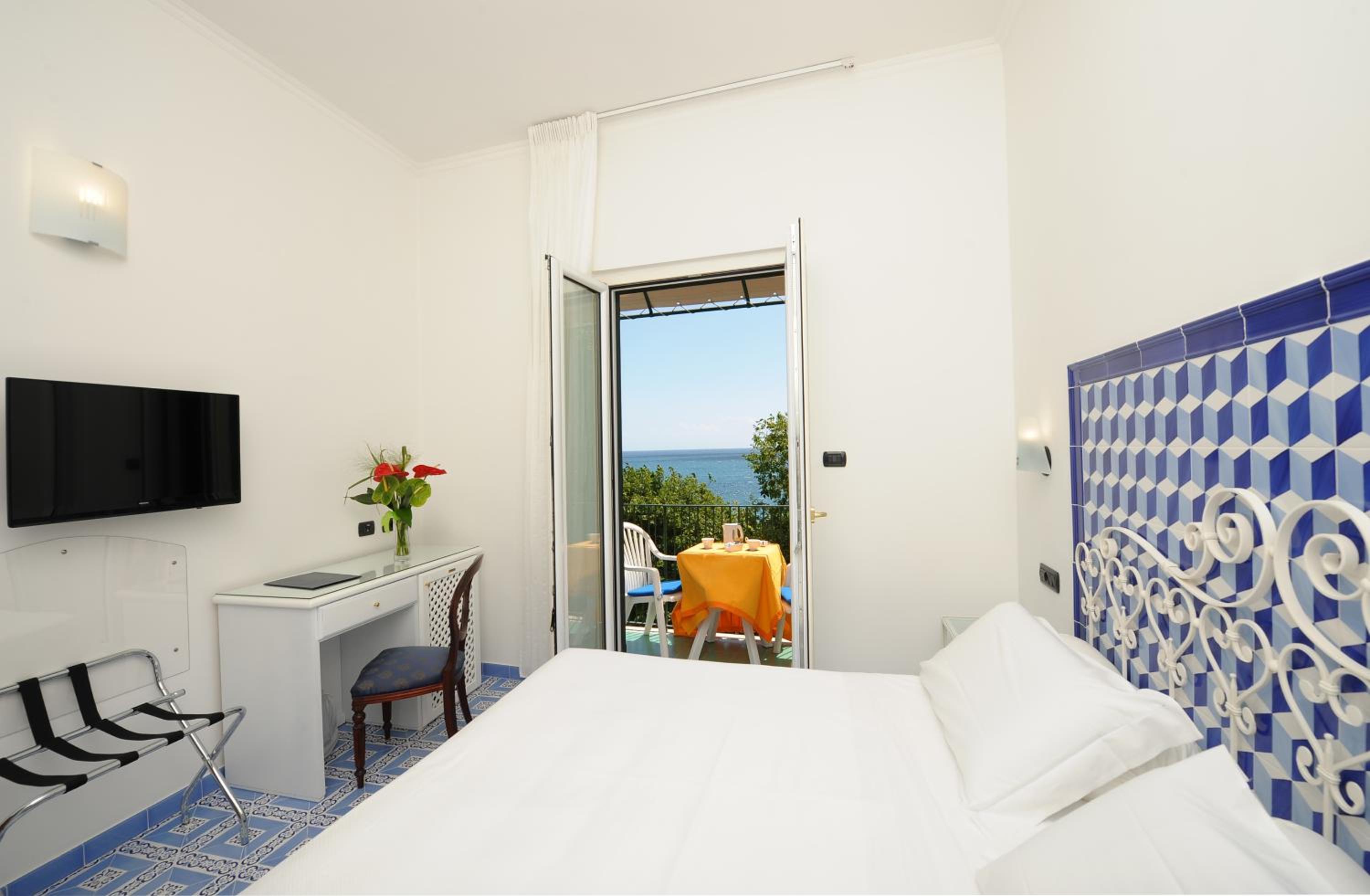 Double or Twin Room with Partial Sea View photo 2