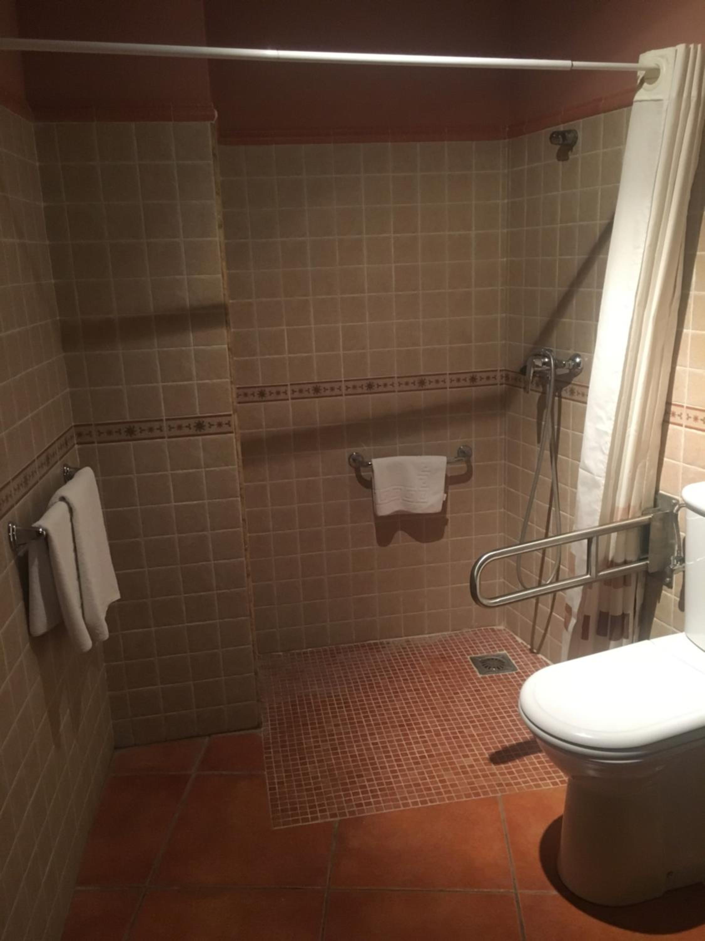 Twin Room - Disability Access - Photo 4