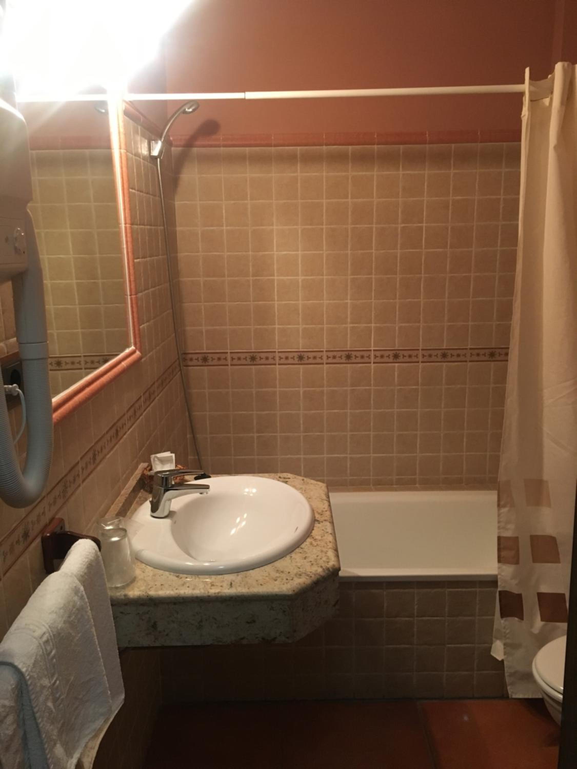 Twin Room - Photo 5