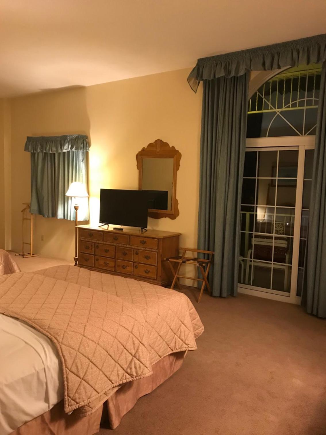 Queen Suite With Spa Bath photo 2