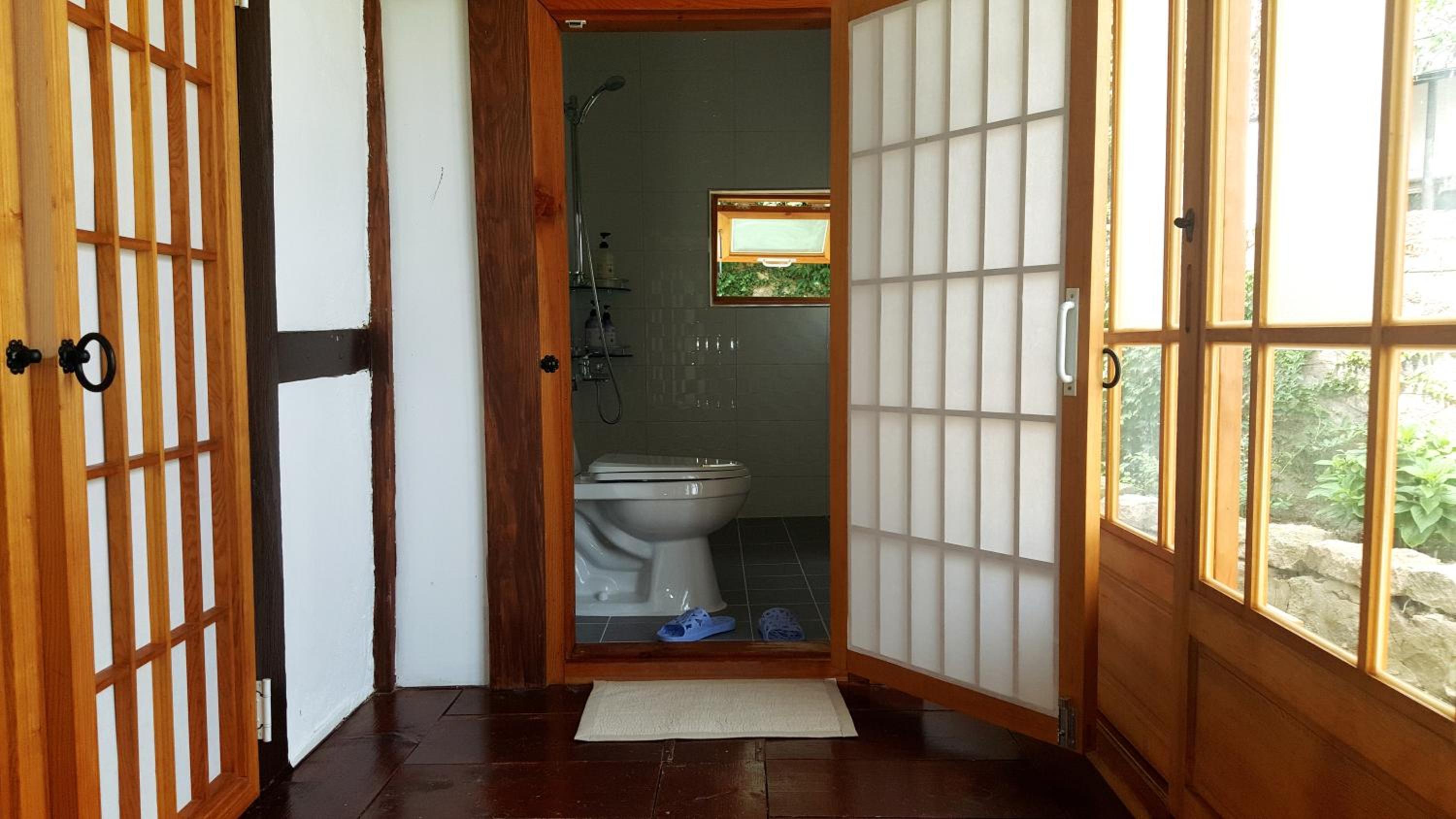 Family Room with Private Bathroom - Photo 7