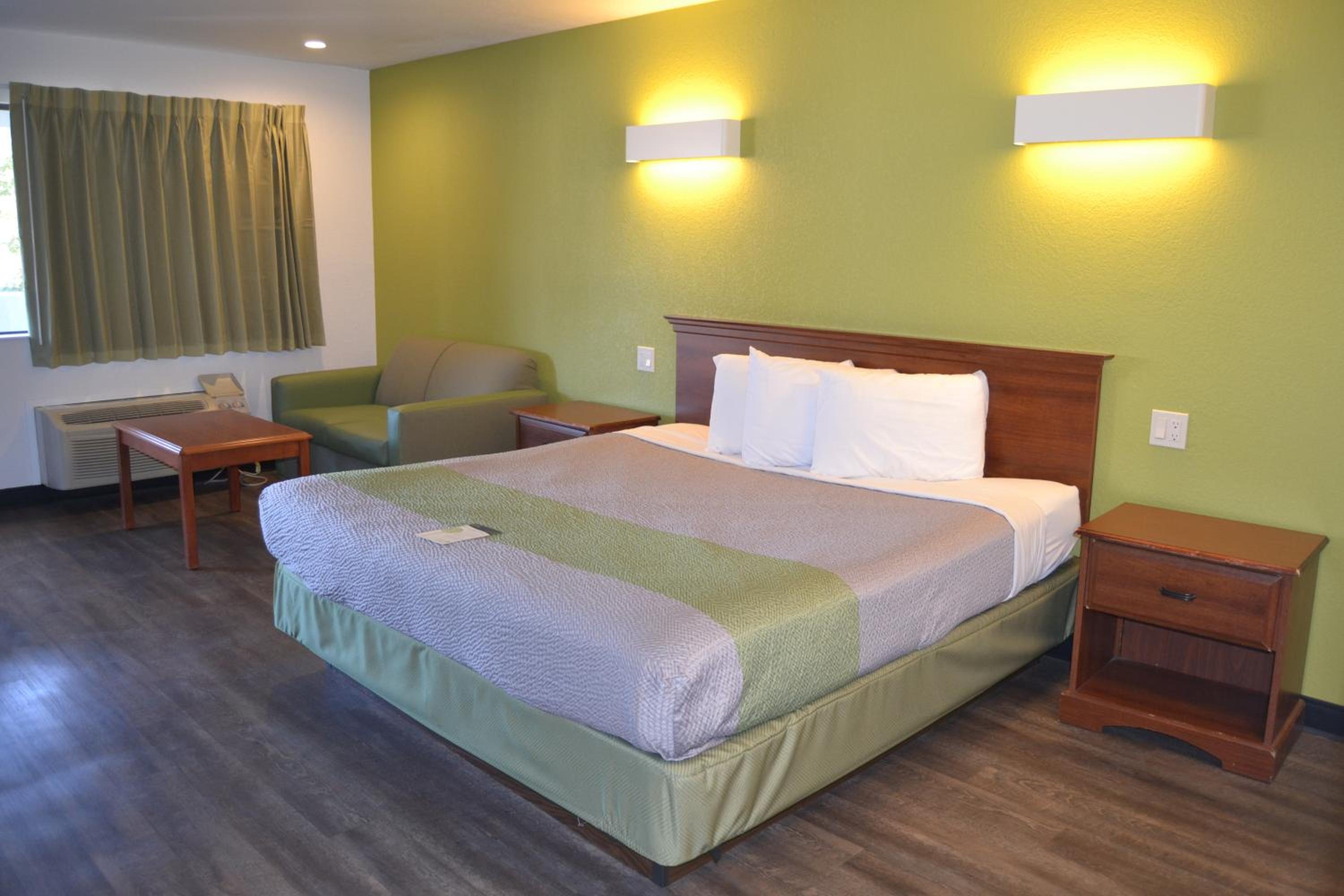 Standard King Room - Non-Smoking  - Photo 3