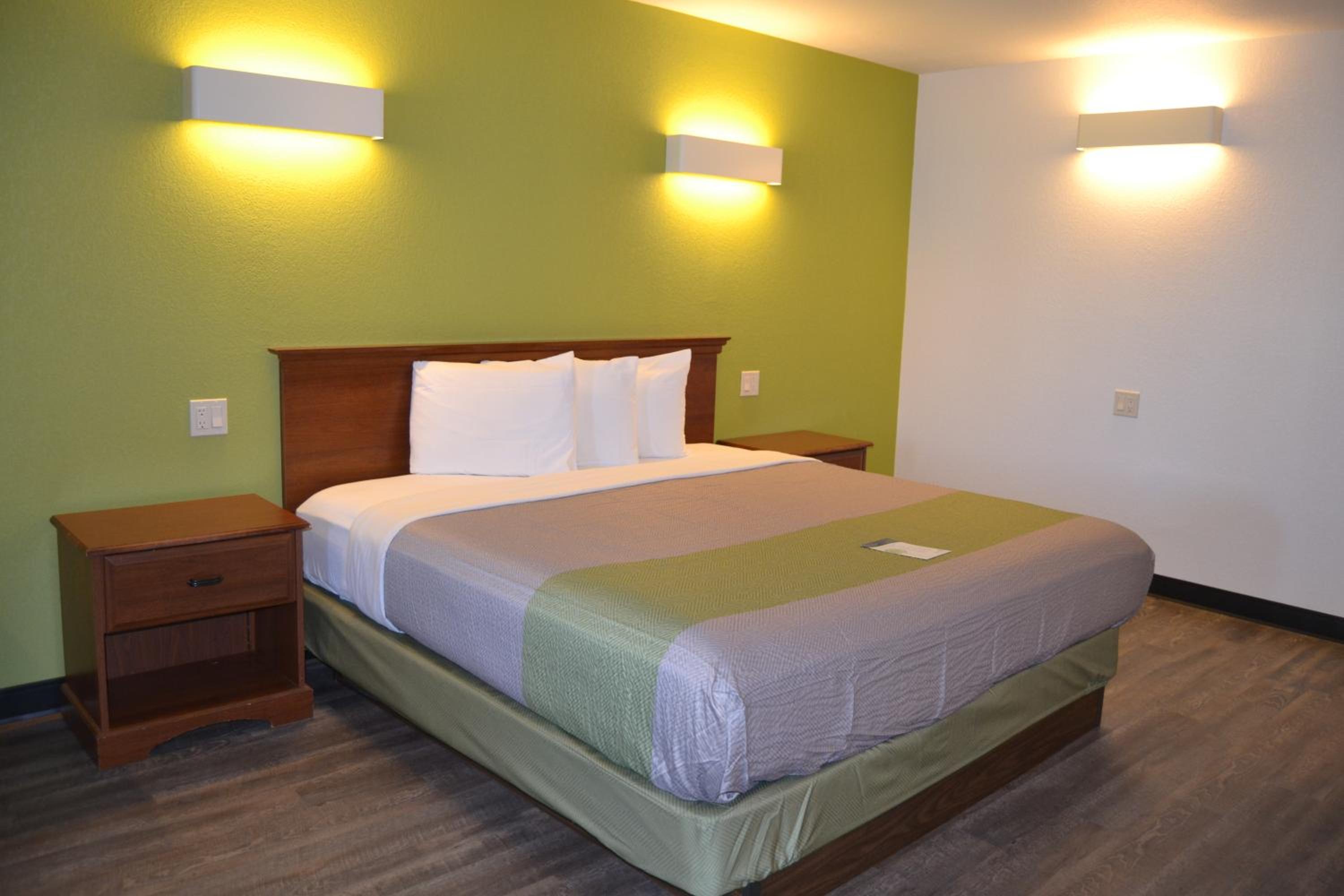 Standard King Room - Non-Smoking  - Photo 2