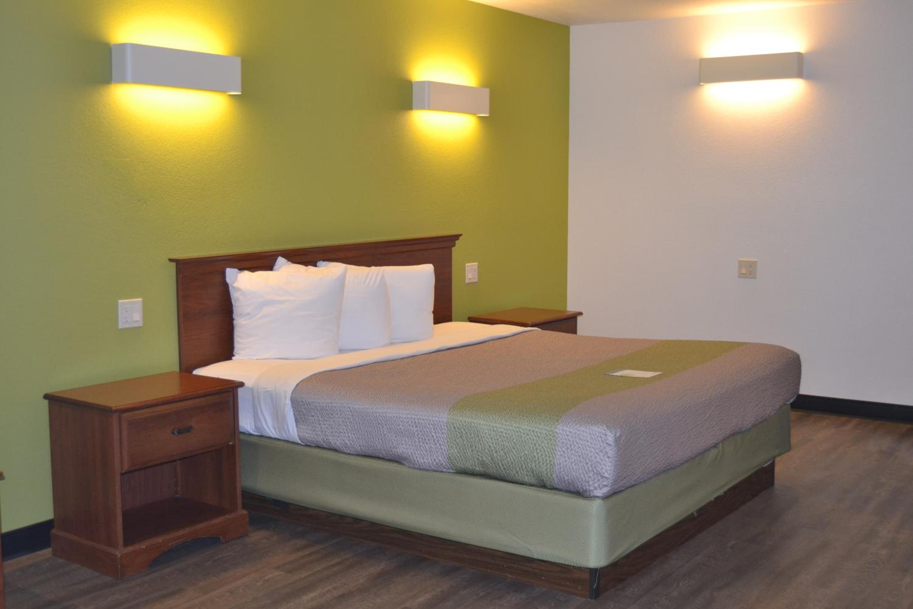 Standard King Room - Non-Smoking  - Photo 16