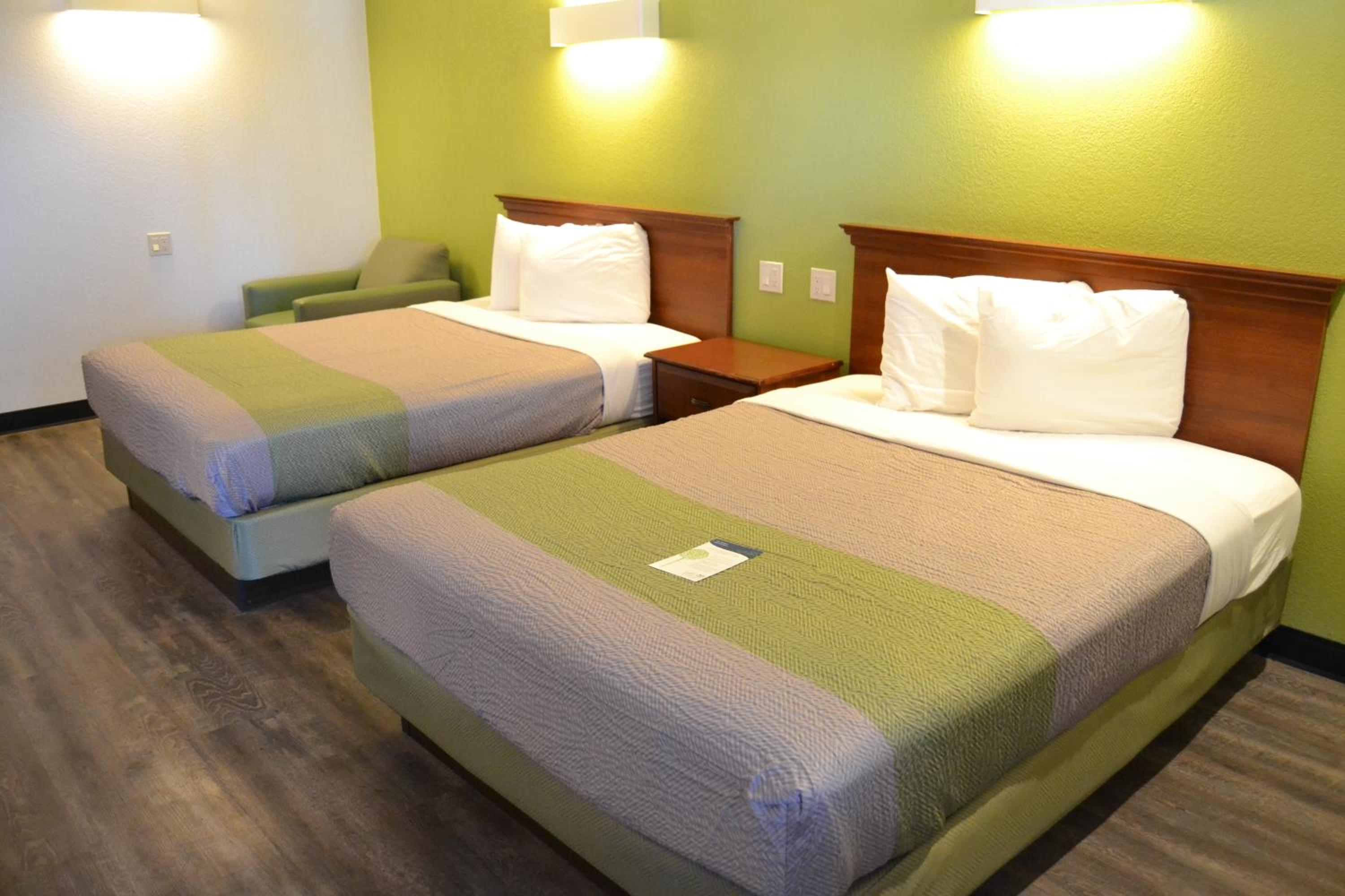 Queen Room with Two Queen Beds - Non-Smoking - Photo 11