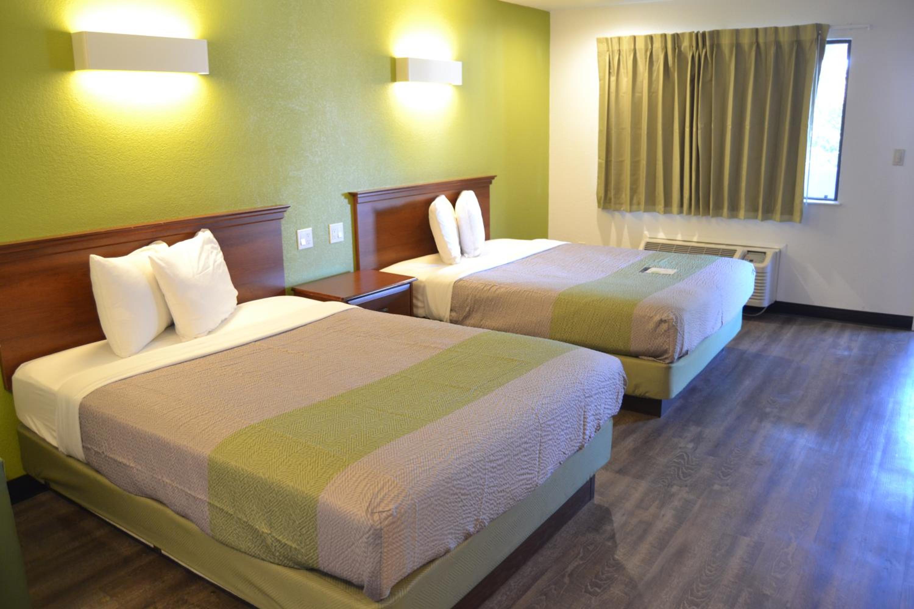 Queen Room with Two Queen Beds - Non-Smoking - Photo 12