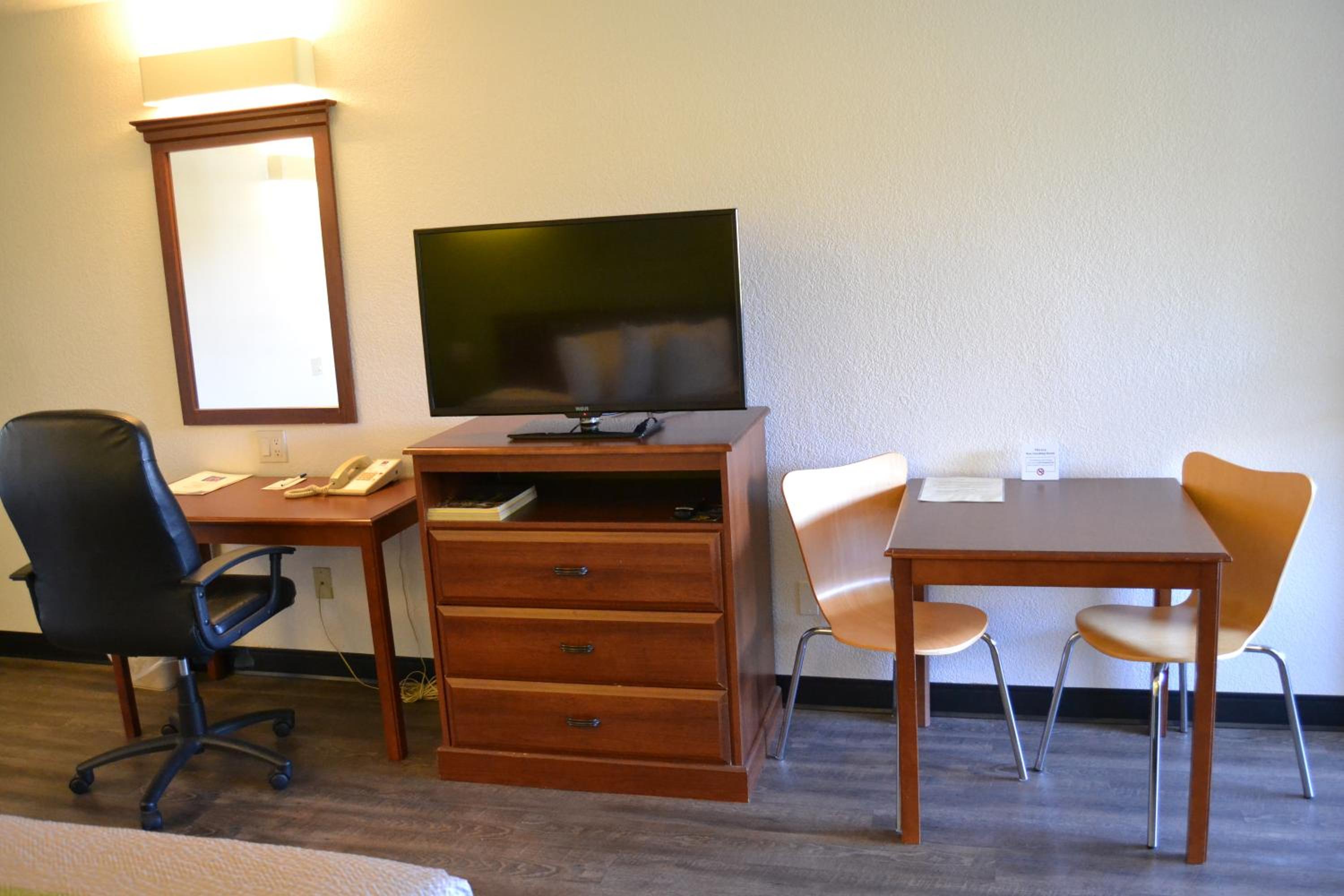 Standard King Room - Non-Smoking  - Photo 14